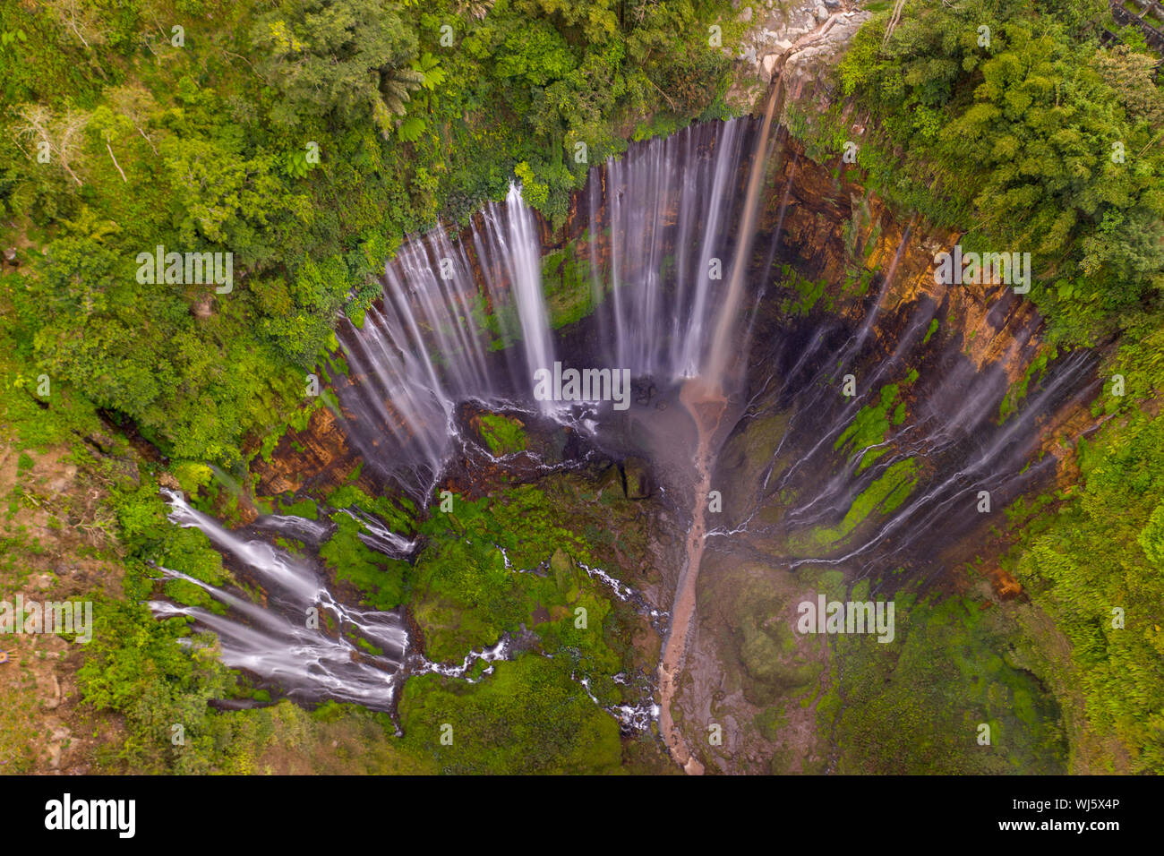 Drone aérien libre de Tumpak Sewu cascade dans l'Est de Java, Indonésie Banque D'Images