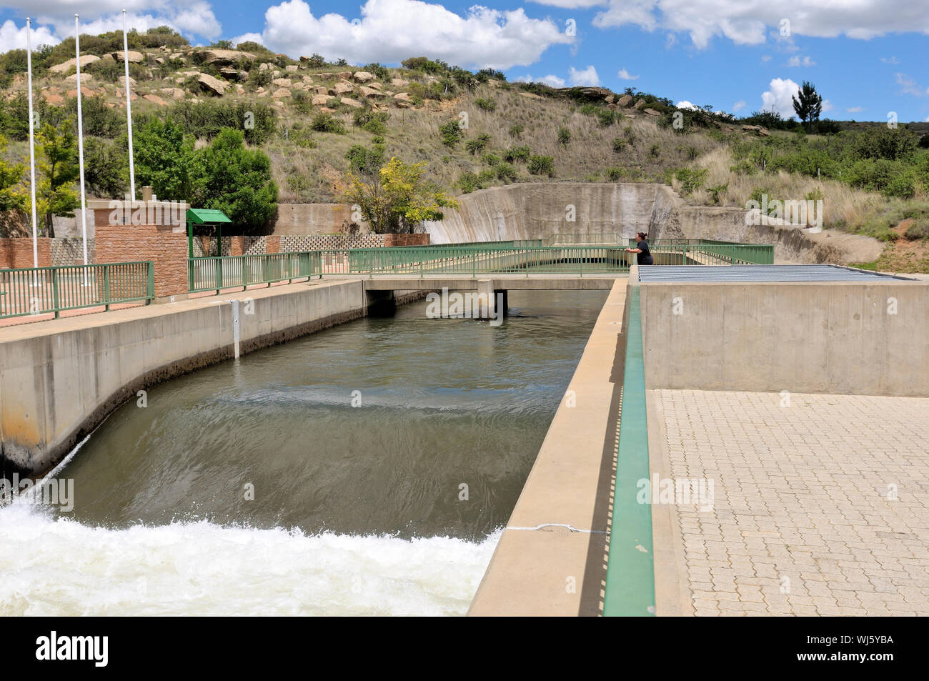 La rivière de cendres près de Hoedspruit, Afrique du Sud, l'eau provenant du barrage Katse au Lesotho est déchargé d'un tunnel à la rivière de cendres à ce point Banque D'Images