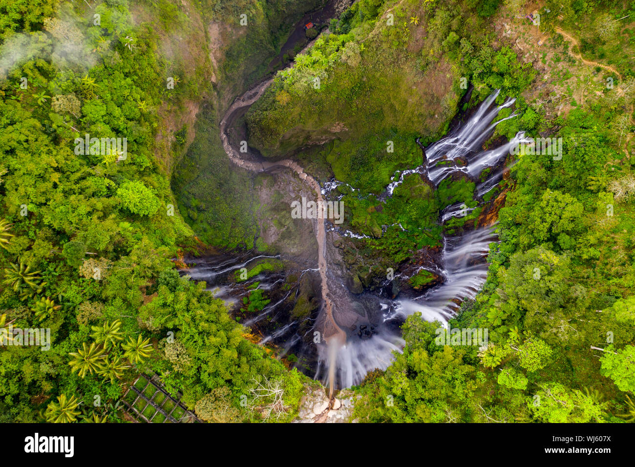 Drone aérien libre de Tumpak Sewu cascade dans l'Est de Java, Indonésie Banque D'Images