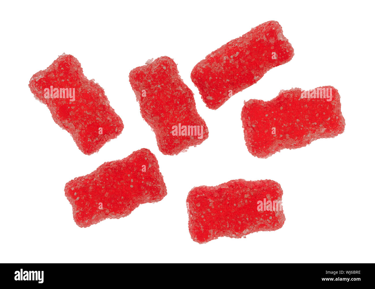 Vue de dessus d'un petit groupe de générique rouge dragées ours gommeux isolé sur un fond blanc. Banque D'Images
