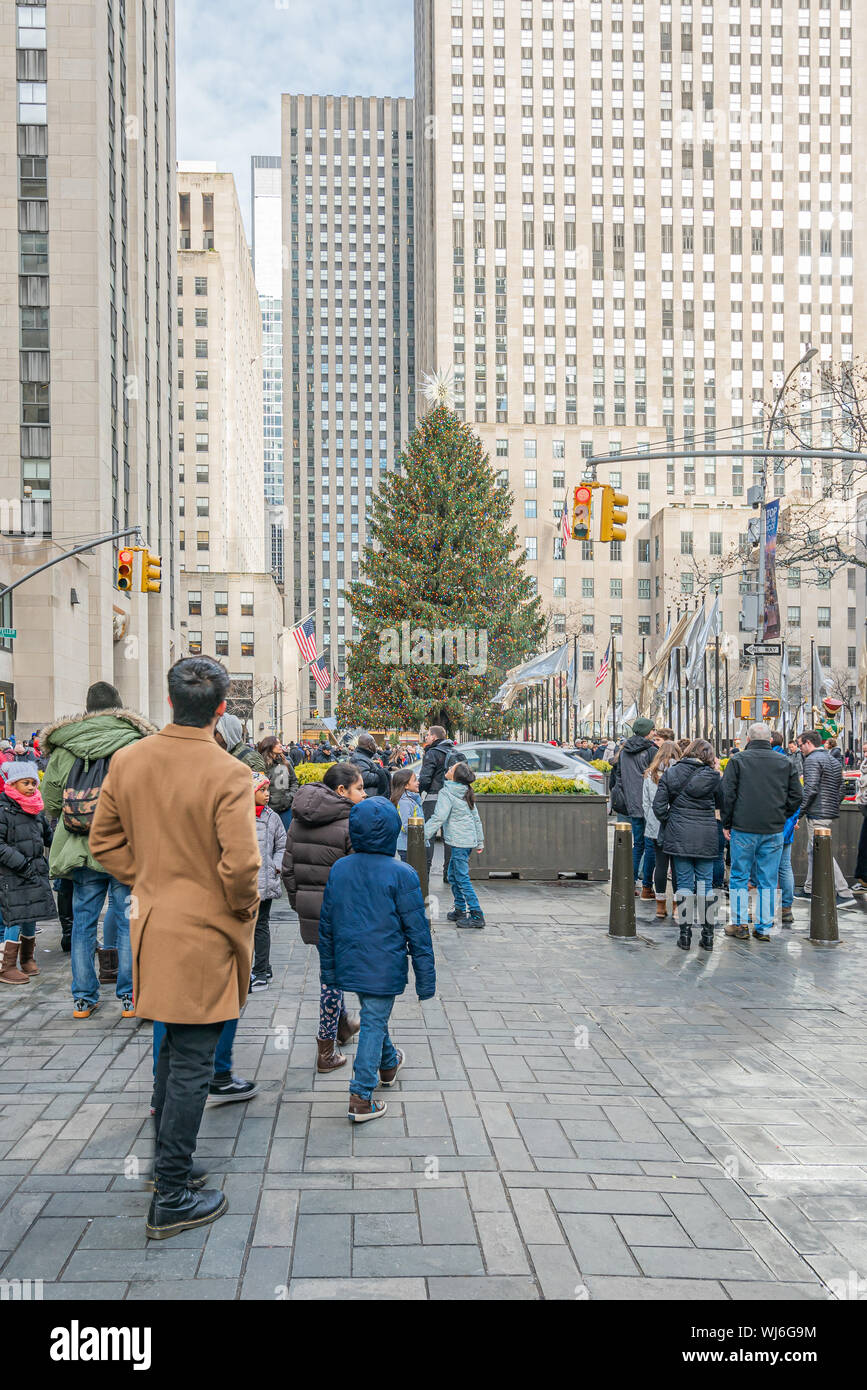 New York, NY, USA - Décembre 2018 - immense et magnifique Arbre de Noël décoré pour les vacances dans les rues de Manhattan, New York. Banque D'Images