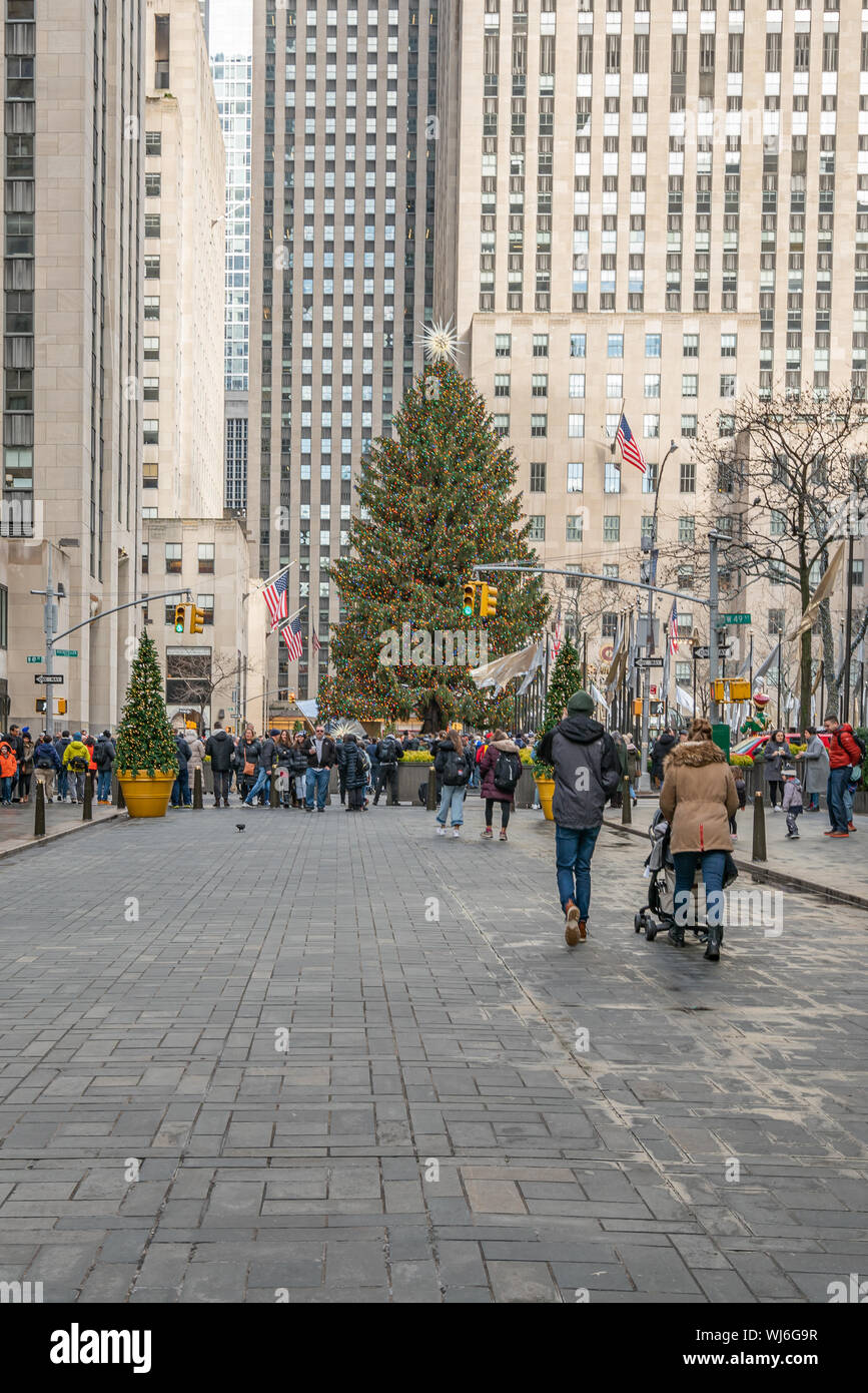 New York, NY, USA - Décembre 2018 - immense et magnifique Arbre de Noël décoré pour les vacances dans les rues de Manhattan, New York. Banque D'Images
