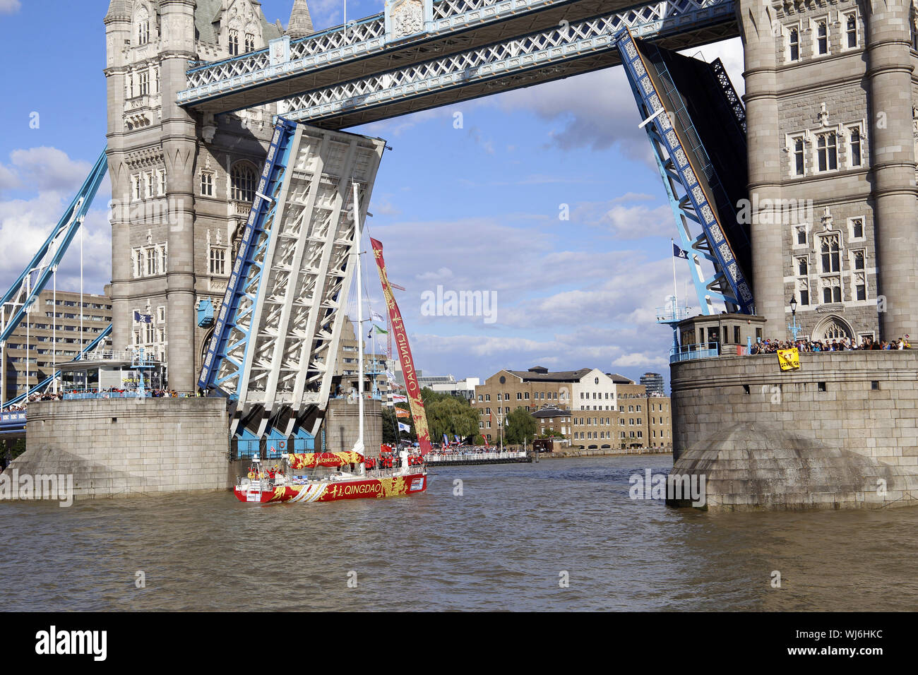 Clipper Round the World Race 2019-2020. Location de Quingdao sur la Tamise en direction de Tower Bridge et de l'estuaire de la Tamise pour le départ de la course au large Banque D'Images