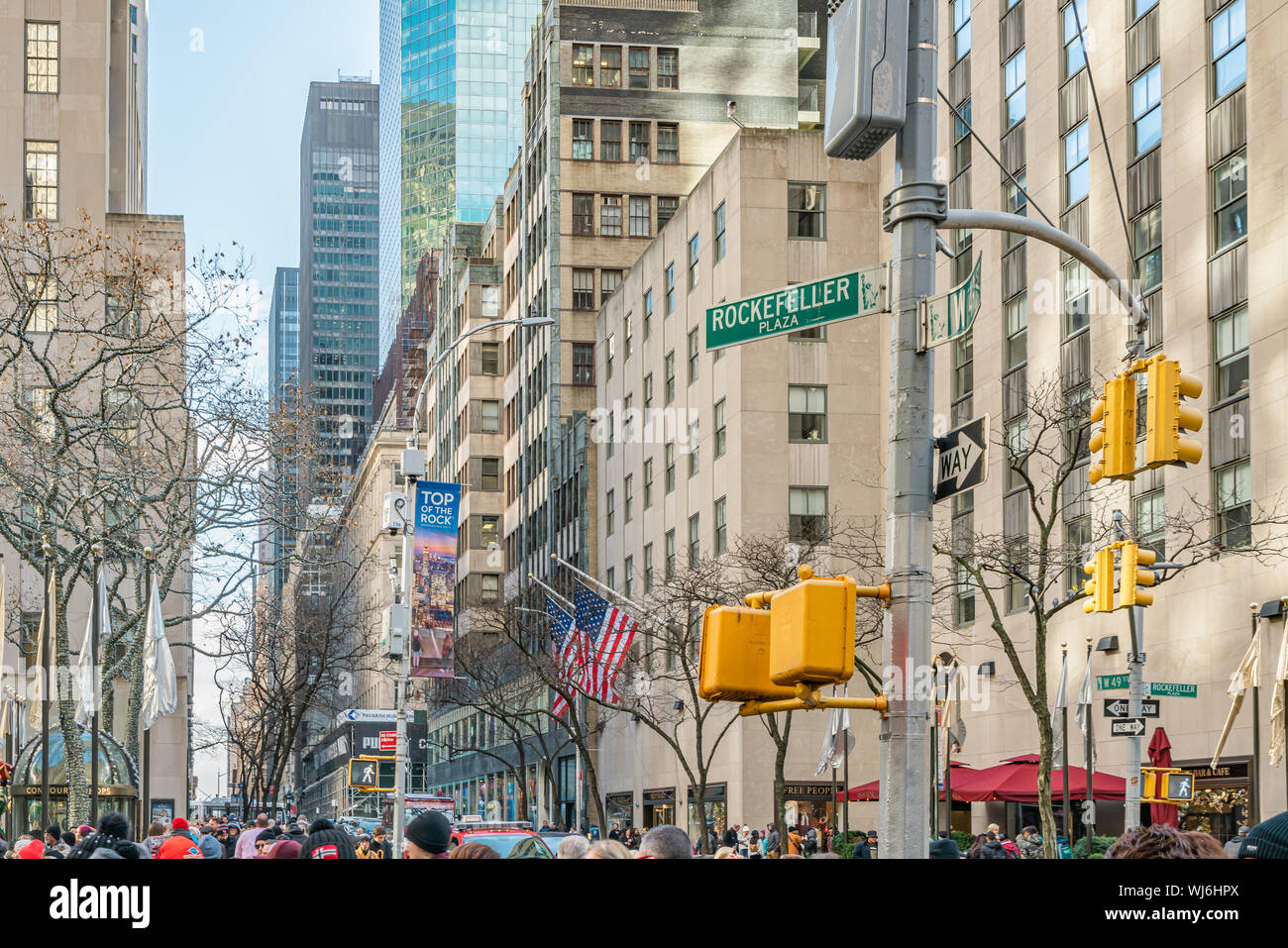 New York, NY, USA - Décembre 2018 - West 49th Street, près de Rockefeller Plaza, rues de Manhattan, New York. Banque D'Images