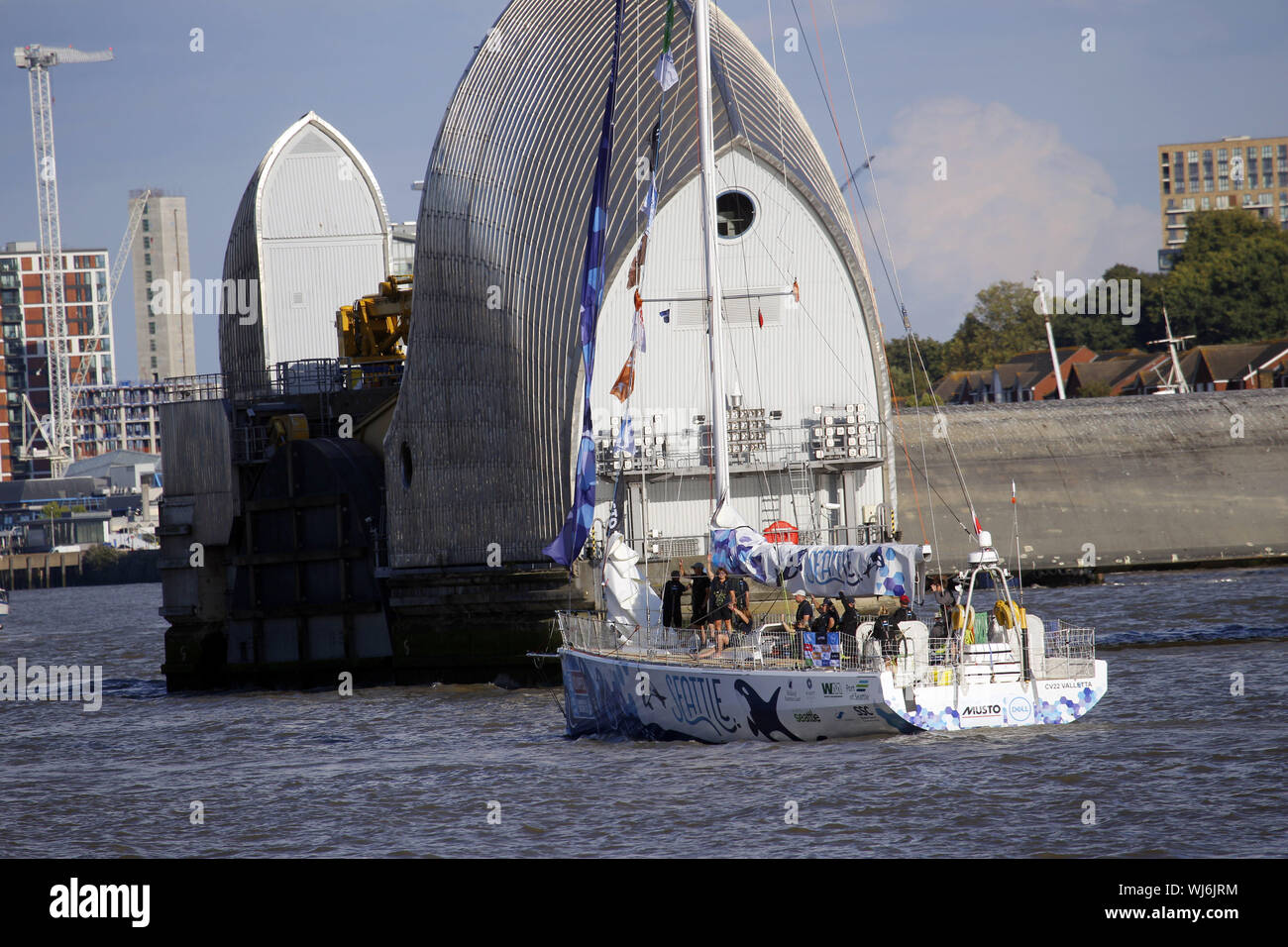 Clipper Round the World Race Yacht de Seattle sur la Tamise à travers la barrière de la Tamise vers la ligne de départ au large de Southend Banque D'Images