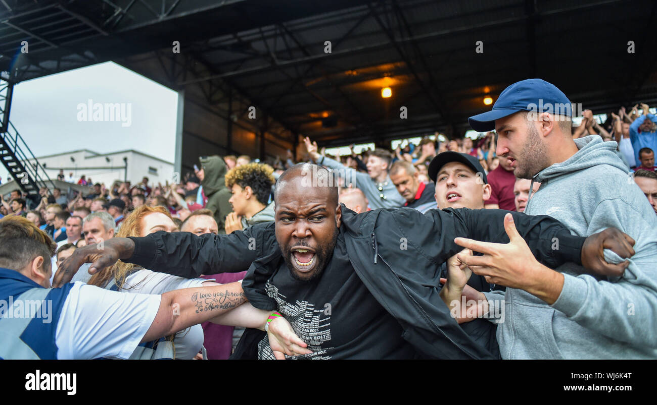 Aston Villa Fans en conflit avec les commissaires après le coup de sifflet final de la Premier League entre Crystal Palace et Aston Villa à Selhurst Park , London , 31 août 2019 Editorial uniquement. Pas de merchandising. Pour des images de football Premier League FA et restrictions s'appliquent inc. aucun internet/mobile l'usage sans licence FAPL - pour plus de détails Football Dataco contact Banque D'Images