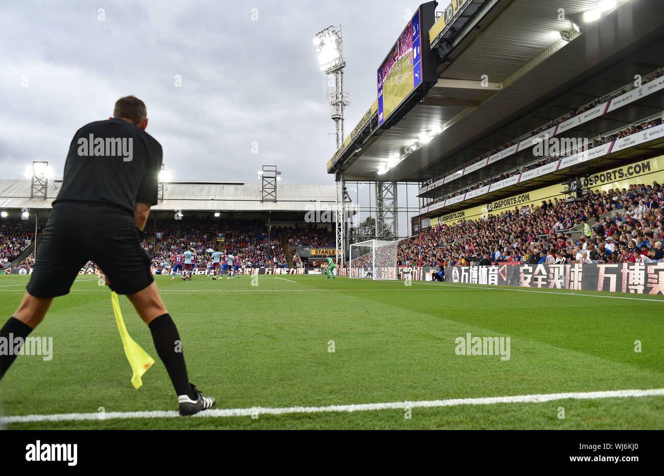 En regardant le long de la ligne pour l'assistant arbitres pendant le match de Premier League entre Crystal Palace et Aston Villa à Selhurst Park , Londres , 31 août 2019 photo Simon Dack / Telephoto Images usage éditorial seulement. Pas de merchandising. Pour les images de football des restrictions FA et Premier League s'appliquent inc. Aucune utilisation Internet/mobile sans licence FAPL - pour plus de détails contacter football Dataco Banque D'Images