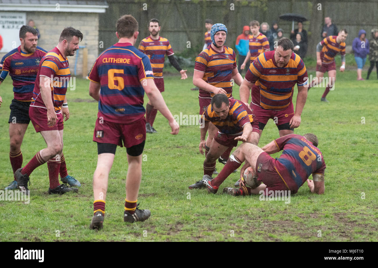 Personnes participant au rugby, Clitheroe, Lancashire. Banque D'Images