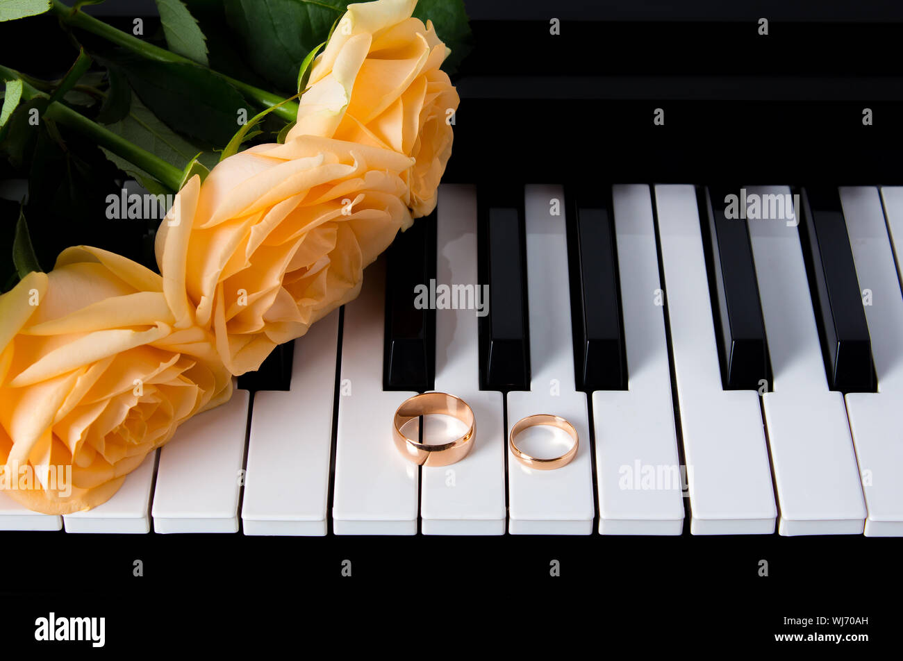 Roses jaunes avec les anneaux de mariage au piano. La préparation pour le  mariage. Un cadeau pour votre bien-aimée pour un mariage ou la Saint  Valentin. Un bouquet de jaune Photo Stock -