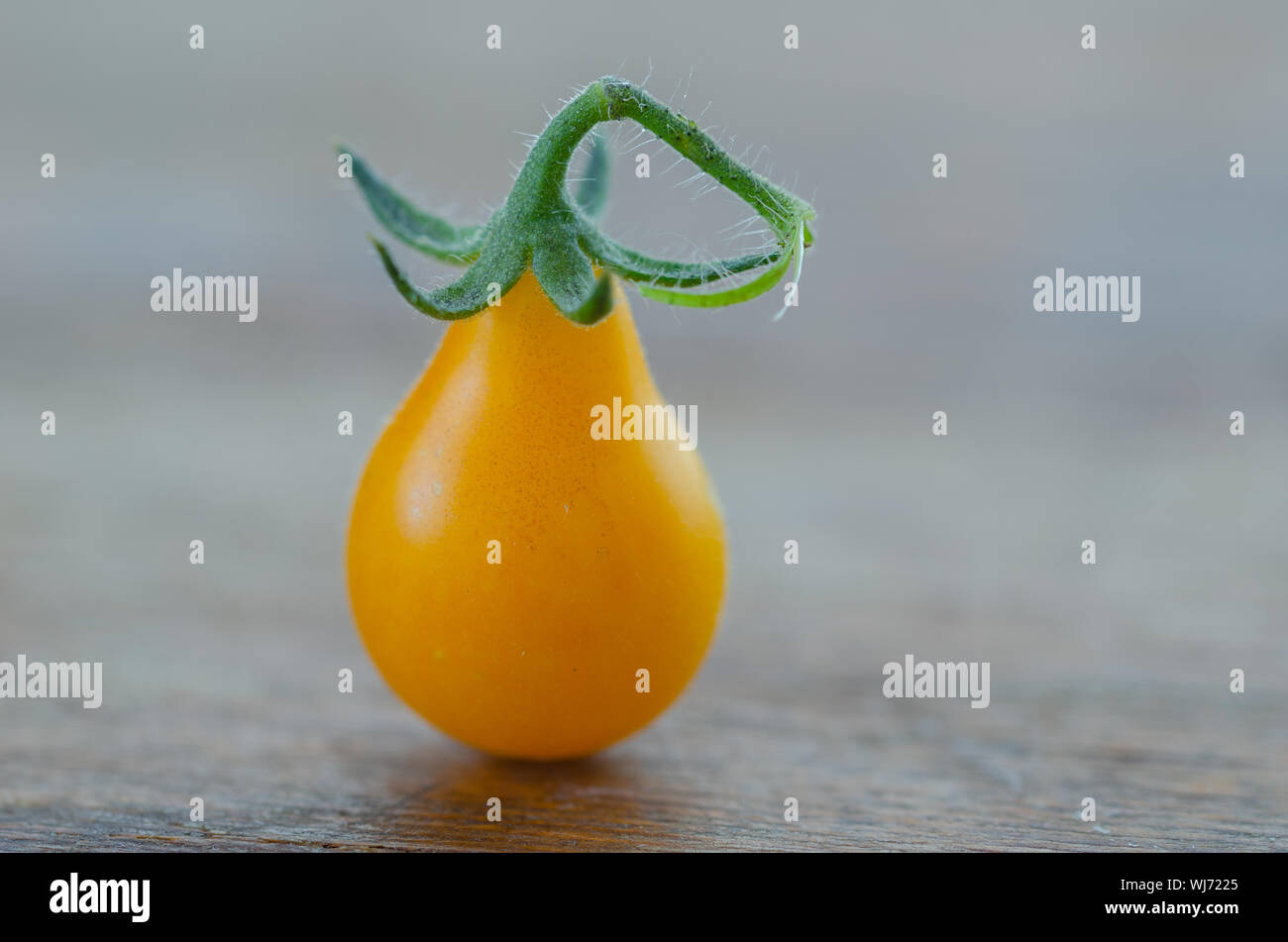 Tomate poire jaune sur table en bois,close up, Banque D'Images