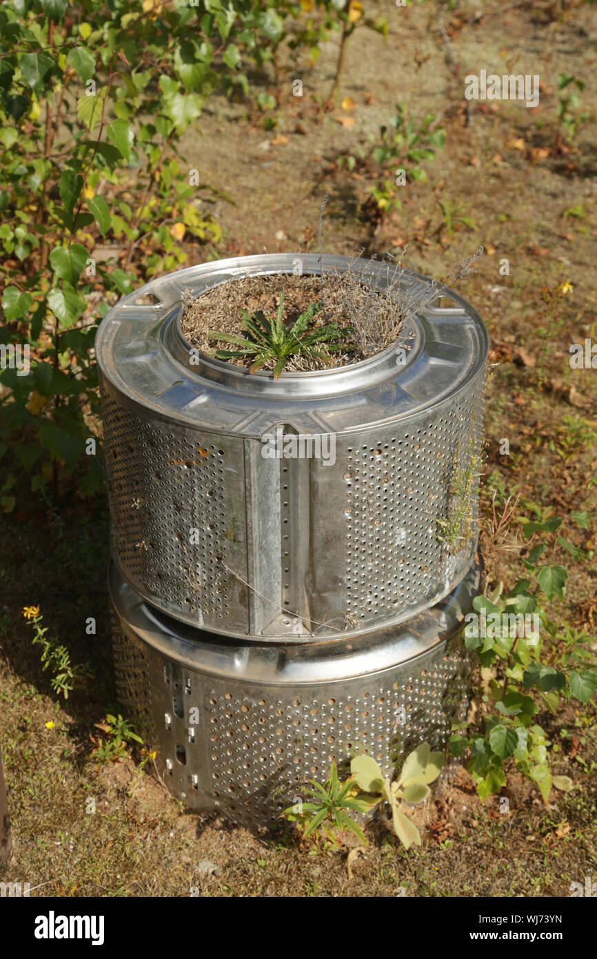 Vieux lave-linge batterie remplie de terre pour créer des foyers pour les abeilles et guêpes solitaires à Eardington réserve naturelle, Bridgnorth, Shropshire, au Royaume-Uni. Banque D'Images