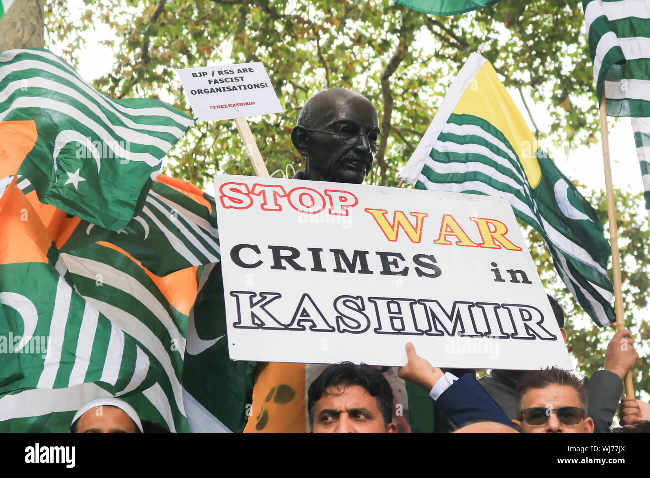 Westminster London,UK. 3 septembre 2019. Les manifestants avec des drapeaux du cachemire, se rassembler à la place du Parlement autour de la statue du Mahatma Gandhi en solidarité avec le peuple du Cachemire après le premier ministre indien Narendra Modi a prononcé un discours le jour de l'indépendance pour supprimer les droits spéciaux du Cachemire en tant que région autonome Crédit : amer ghazzal/Alamy Live News Banque D'Images