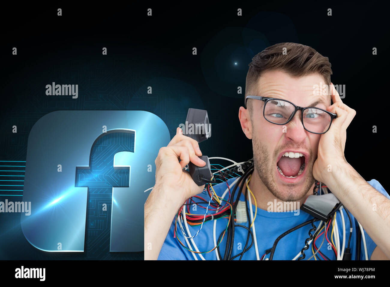 Composite image of computer engineer frustrés hurler pendant un appel dans l'avant du cpu ouvert sur fond blanc Banque D'Images