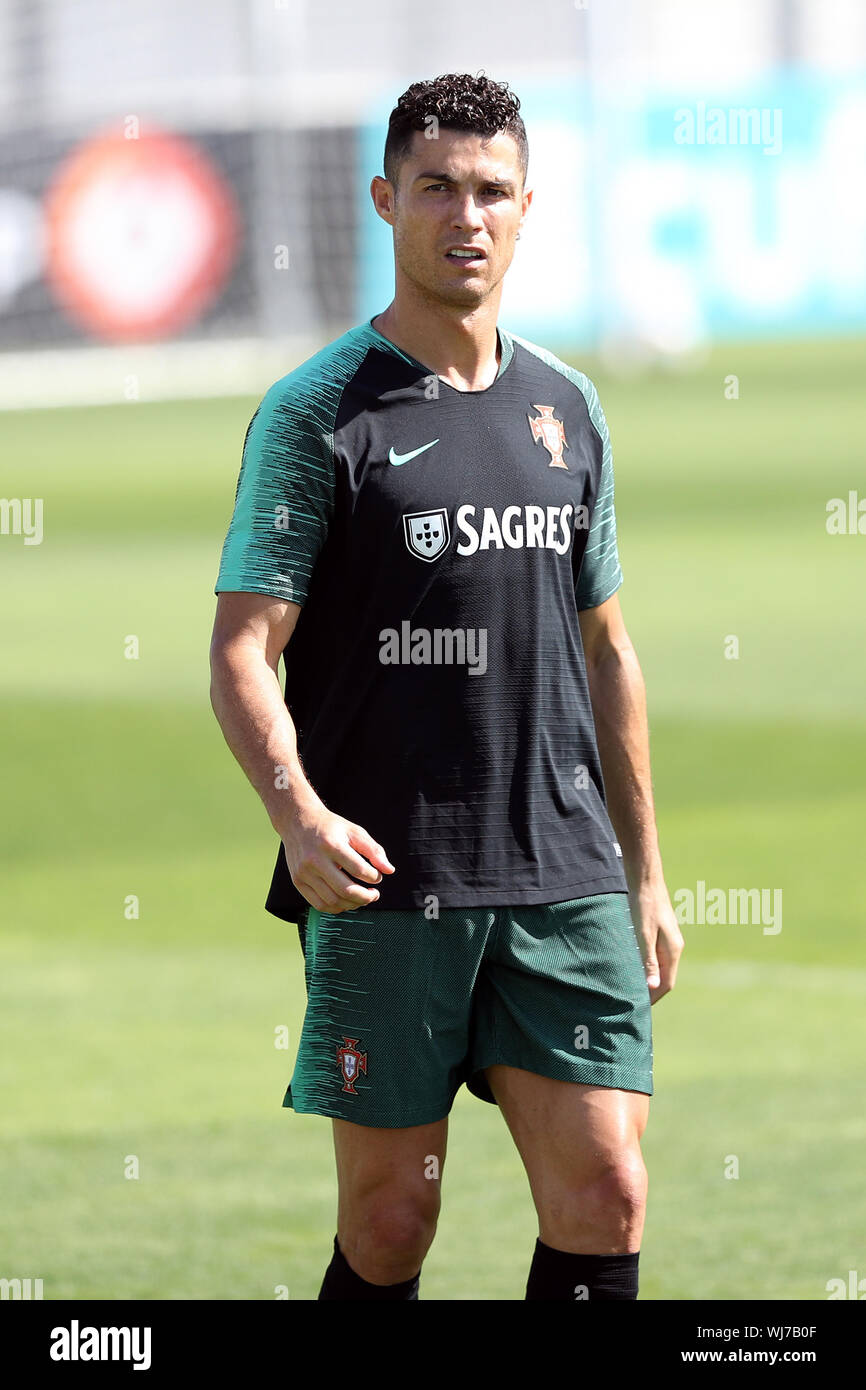 Lisbonne, Portugal. 3e, 2019 Sep. L'avant du Portugal Cristiano Ronaldo  regarde au cours de l'équipe nationale de football du Portugal avant la  séance de formation de l'UEFA EURO 2020 tour Groupe B