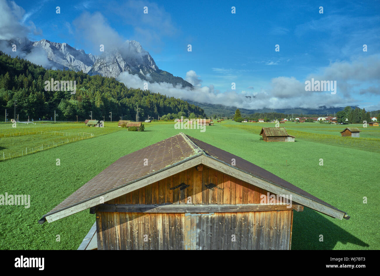 Photographie aérienne de basse altitude d'un bûcher sur un pâturage dans les Alpes Banque D'Images