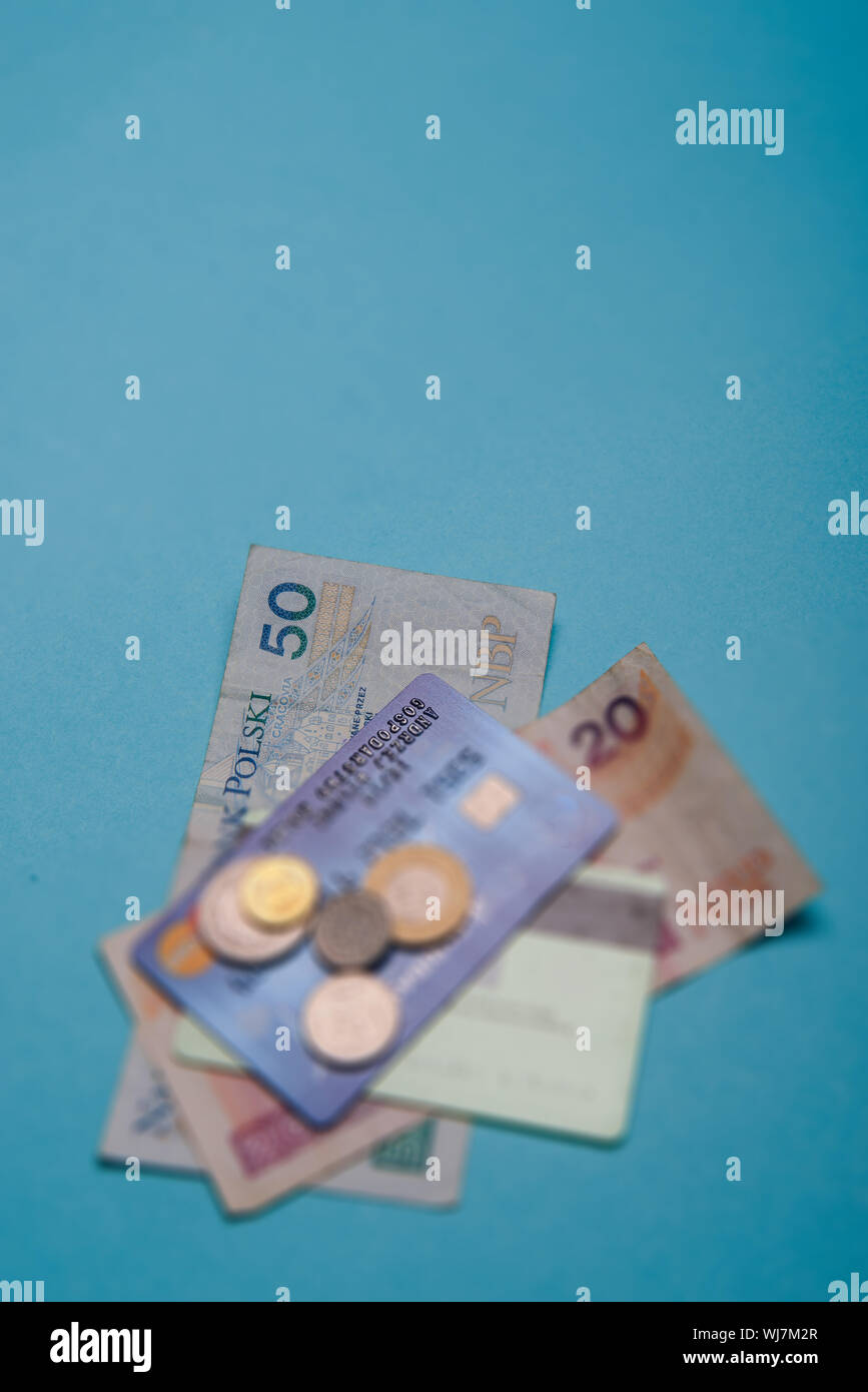 Polish zloty en billets et pièces sur fond bleu Banque D'Images