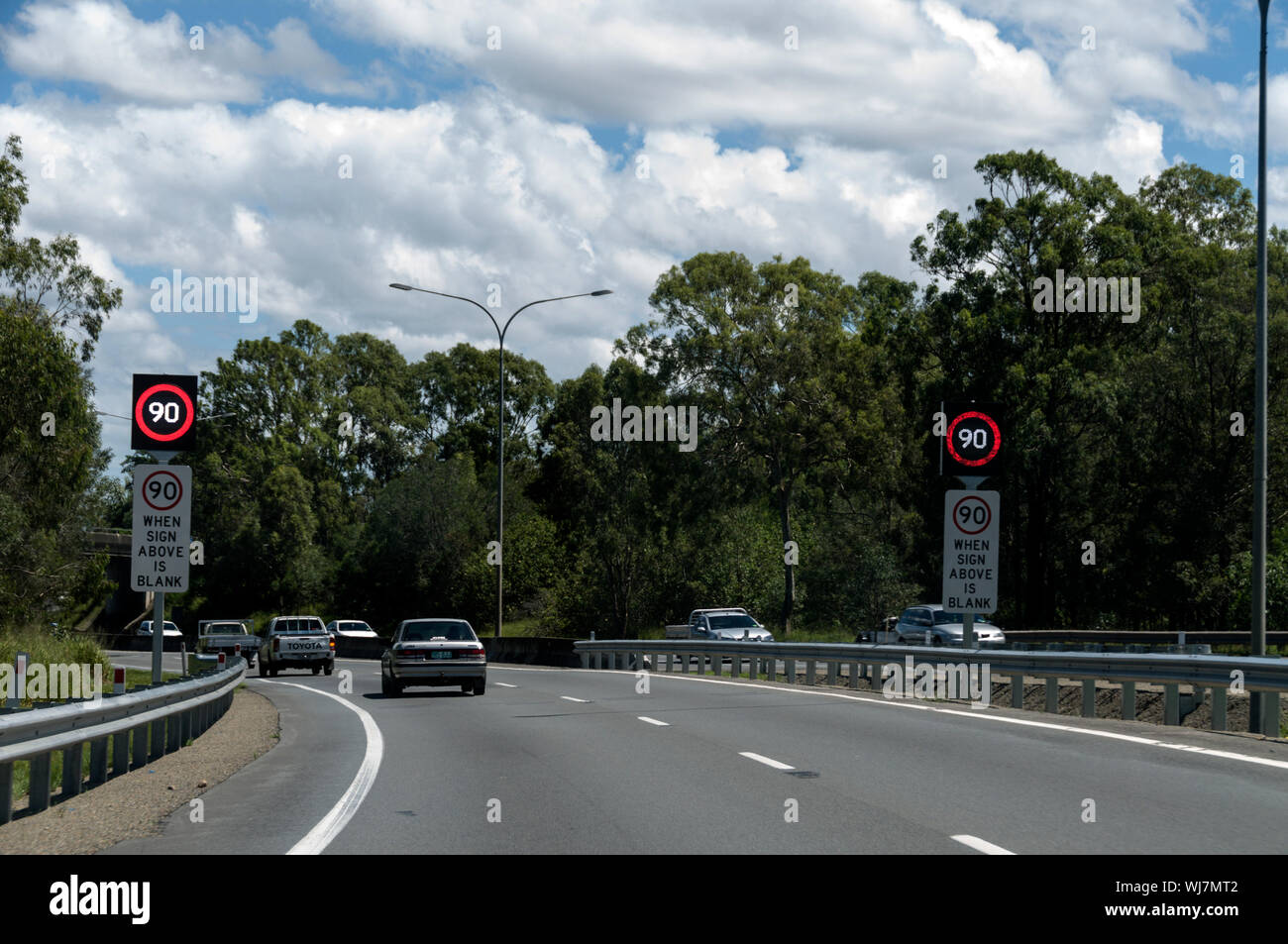 Limite de vitesse obligatoire signalisation sur la M1, près de Brisbane, Queensland, Australie Banque D'Images