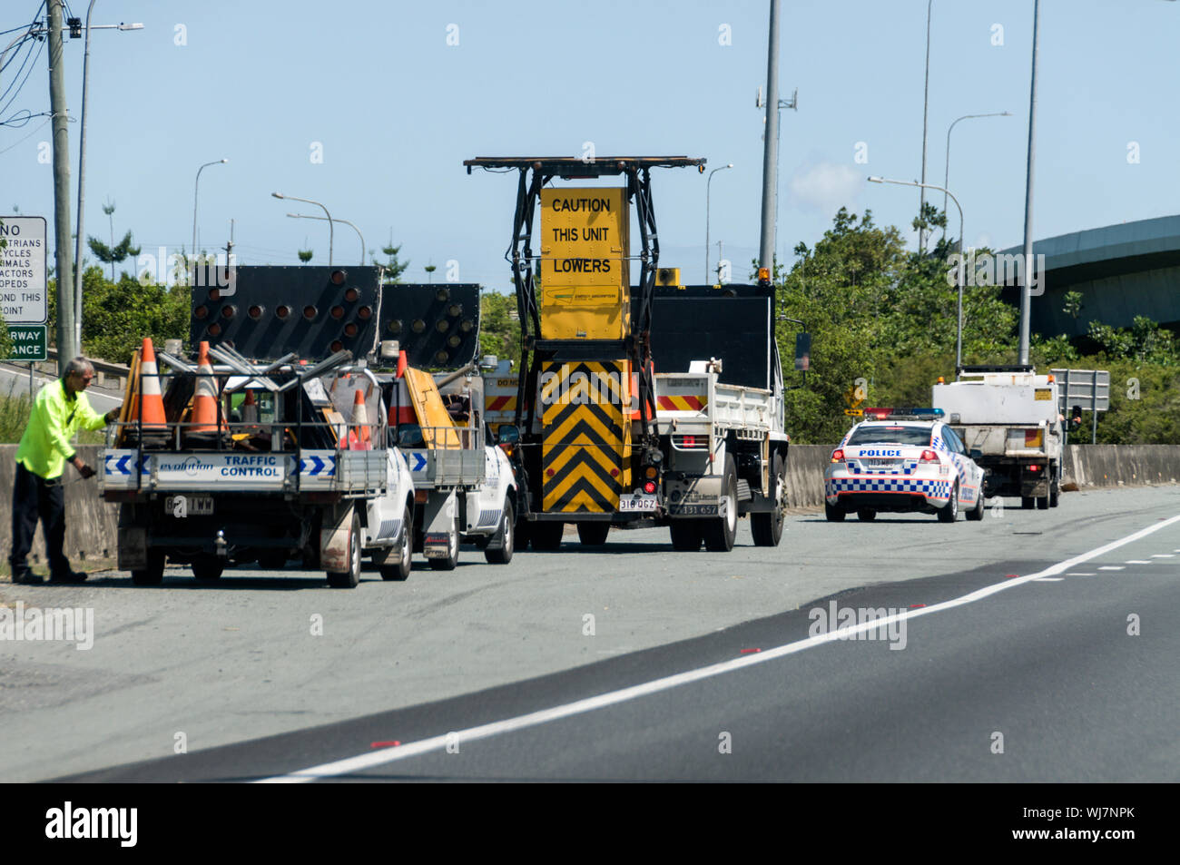 Une équipe de resurfaçage travaux routiers sur l'autoroute M1 dans le Queensland, Australie Banque D'Images
