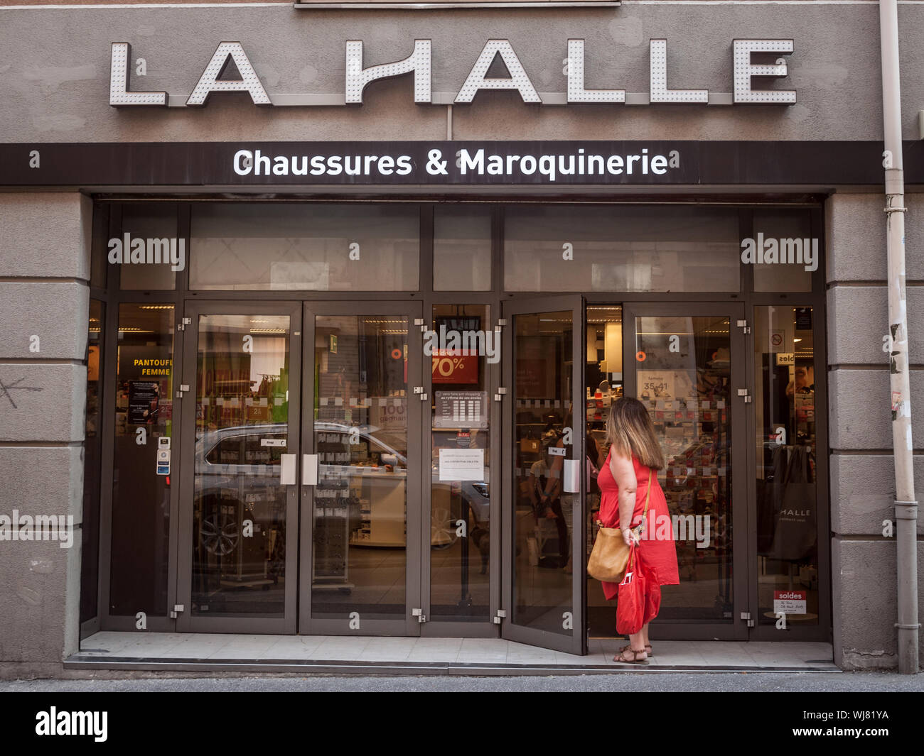 LYON, FRANCE - 17 juillet 2019 : La Halle logo en face de leur magasin pour  Lyon. Partie de groupe Vivarte, c'est une chaîne française de la mode  Special revendeurs Photo Stock - Alamy