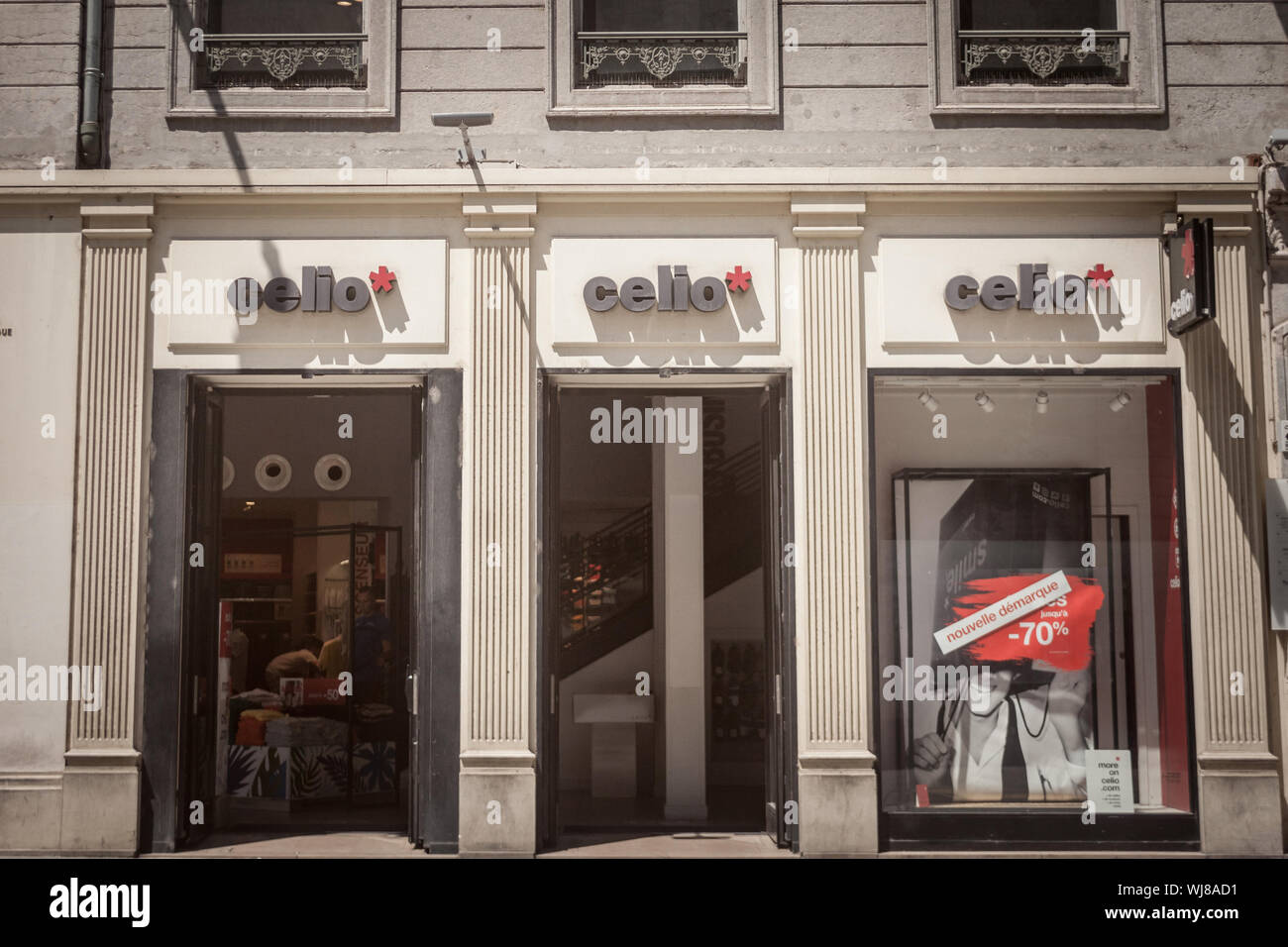 LYON, FRANCE - 13 juillet 2019 : Celio Logo en face de leur boutique pour Lyon. Celio est un détaillant de mode française axée sur les hommes de vêtements, de se répandre dans le monde entier Banque D'Images