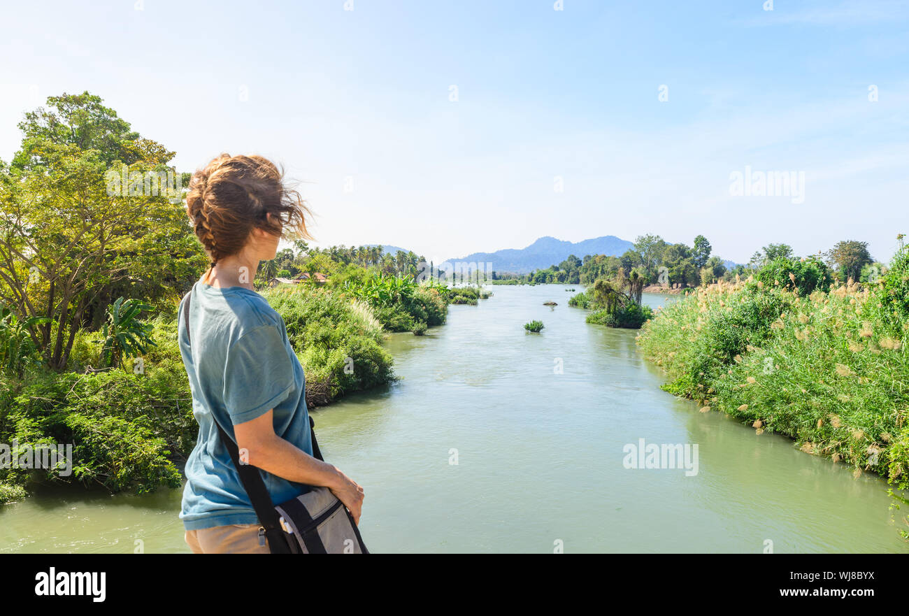 Femme regardant le Mékong sur l'îles 4000 Laos jour, célèbre destination de voyage backpacker en Asie du sud-est Banque D'Images