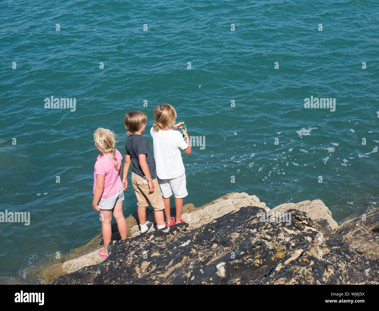 Les roches de pêche enfants, Bude, Cornwall, UK Banque D'Images