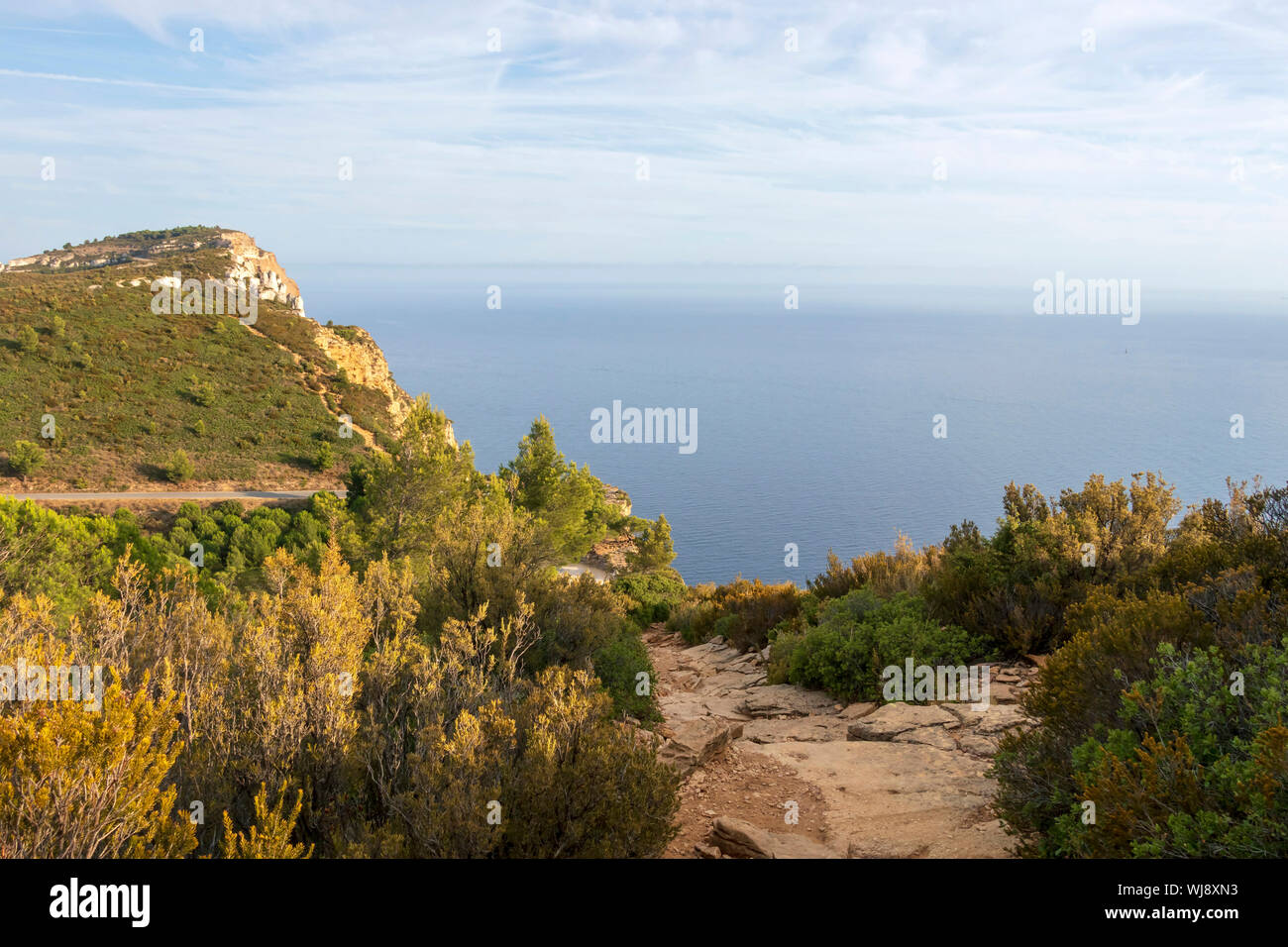 La falaise la plus haute du Cap Canaille de la France, en grès ocre pointe sur la côte méditerranéenne entre les villes de Cassis et de La Ciotat Banque D'Images