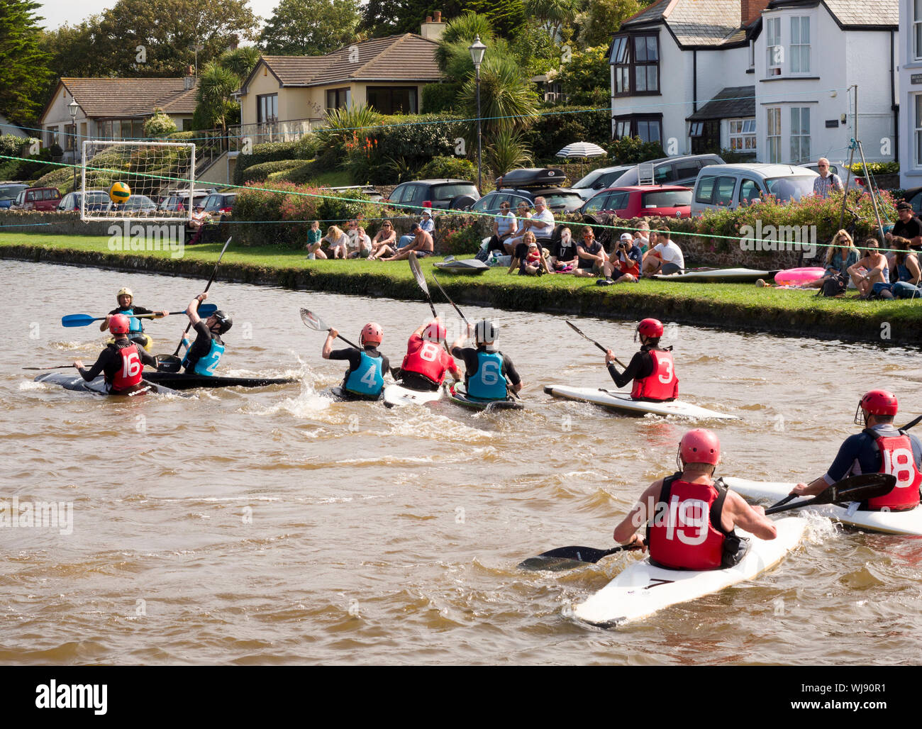 Water-polo canoë sur le Canal de Bude, Cornwall, UK Banque D'Images