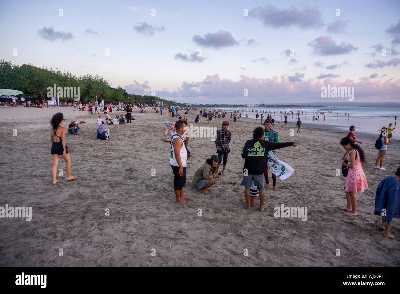 La plage de Kuta Beach est situé à Bali Indonésie Photo Stock - Alamy