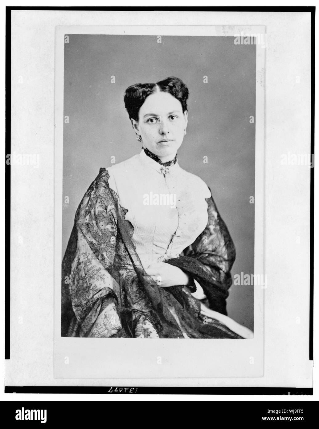 Half-length portrait d'une femme, assis, face à l'avant Banque D'Images
