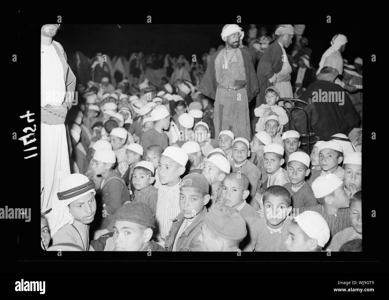 Halhul, village au kilomètre 30 sur la route d'Hébron. Nuit dans la collecte d'Halhul, village, école des garçons à Halhul en attente d'un cinéma show Banque D'Images