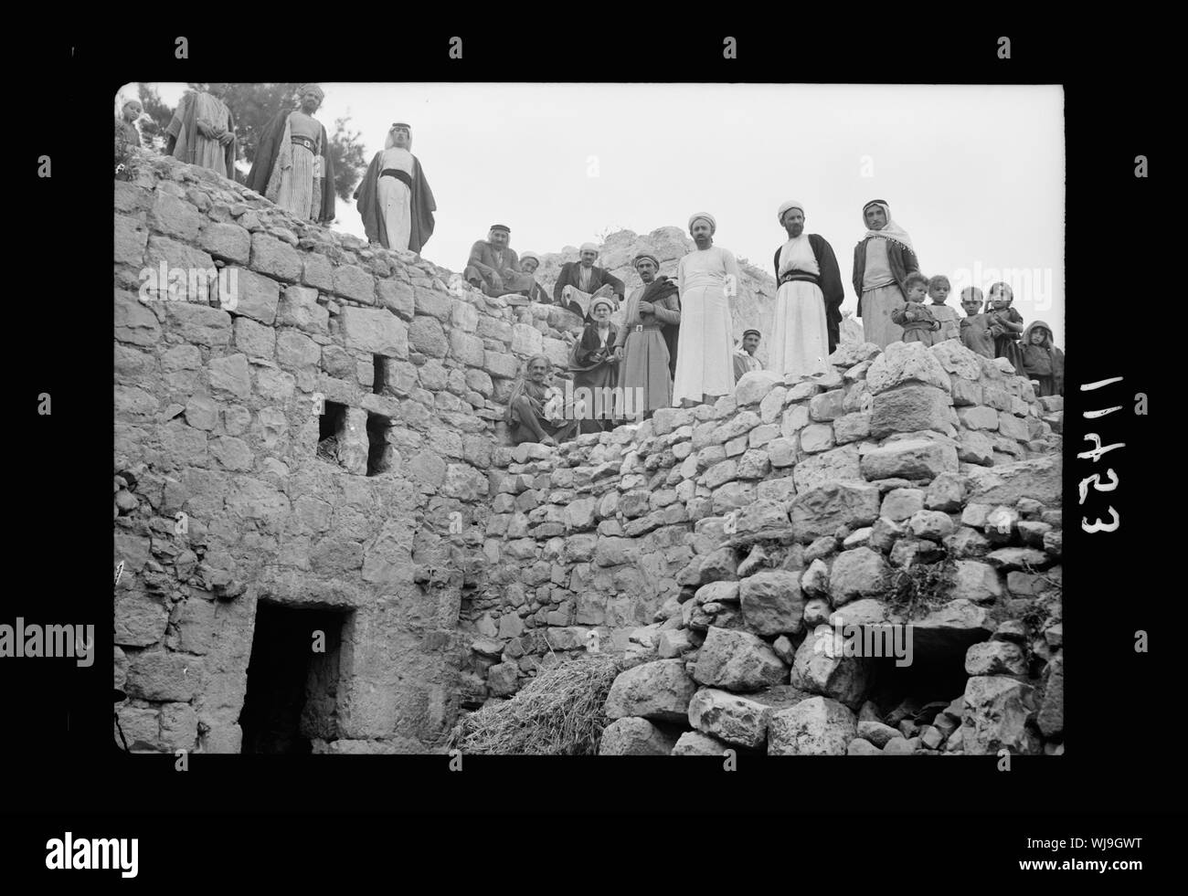 Halhul, village au kilomètre 30 sur la route d'Hébron. Les villageois sur le toit de maisons souterraines semi Banque D'Images