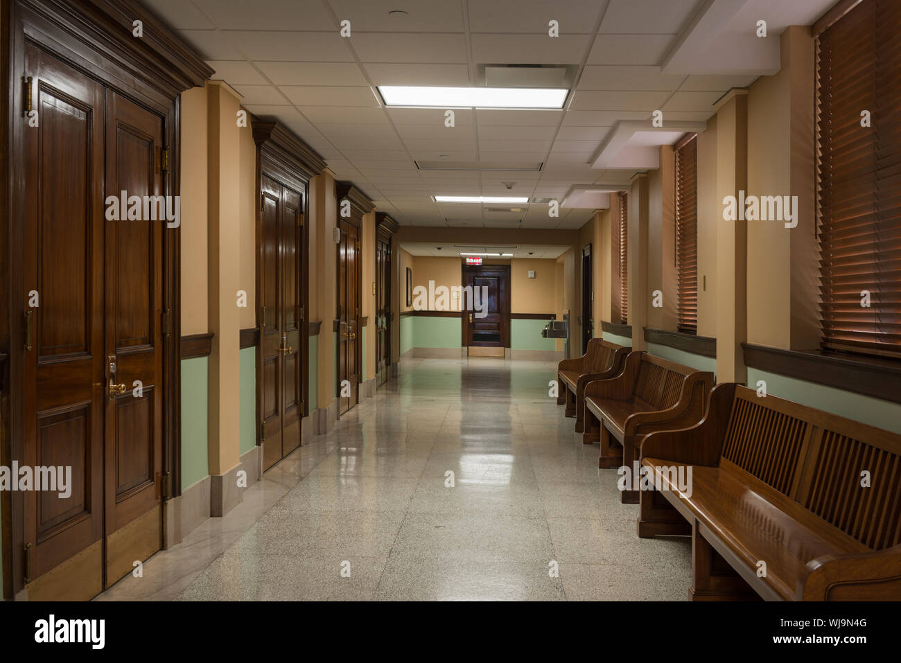 Le couloir de l'Ed Edmondson Courthouse, aussi connu sous le bureau de poste et palais de justice, occupe un bloc entier entre West Broadway, West Okmulgee Avenues et Fifth Street, Camden, New Jersey Banque D'Images Le couloir de l'Ed Edmondson Courthouse, aussi connu sous le bureau de poste et palais de justice, occupe un bloc entier entre West Broadway, West Okmulgee Avenues et Fifth Street, Camden, New Jersey Banque D'Images