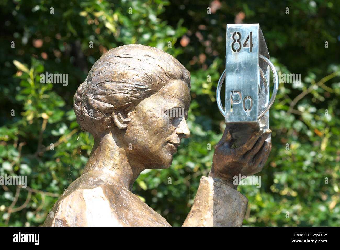 Pologne Varsovie scientifique polonais, statue de Marie Sklodowska Curie tenant un modèle d'un atome de polonium par artiste Bronislaw Krzysztof Banque D'Images