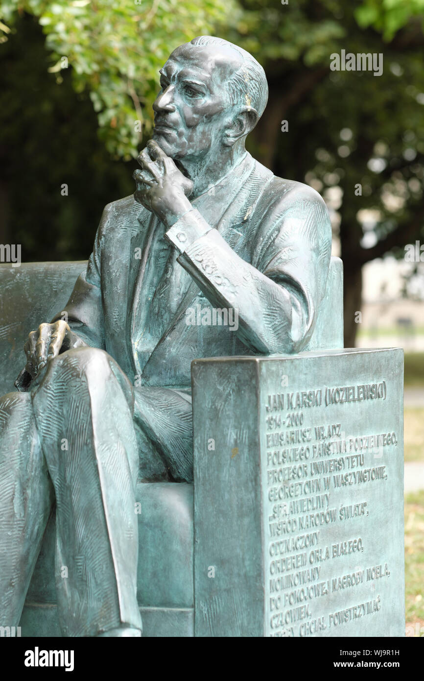 Varsovie, Pologne statue de Jan Karski Jan Kozielewski ( naissance ) a WW2 agent secret de l'armée polonaise de l'intérieur et de guerre de messagerie. Banque D'Images