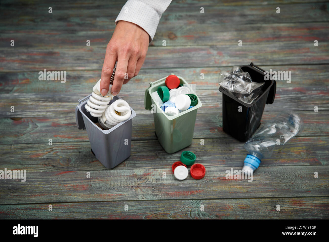 Concept de l'écologie, beaucoup d'objets recyclables dans des conteneurs Banque D'Images