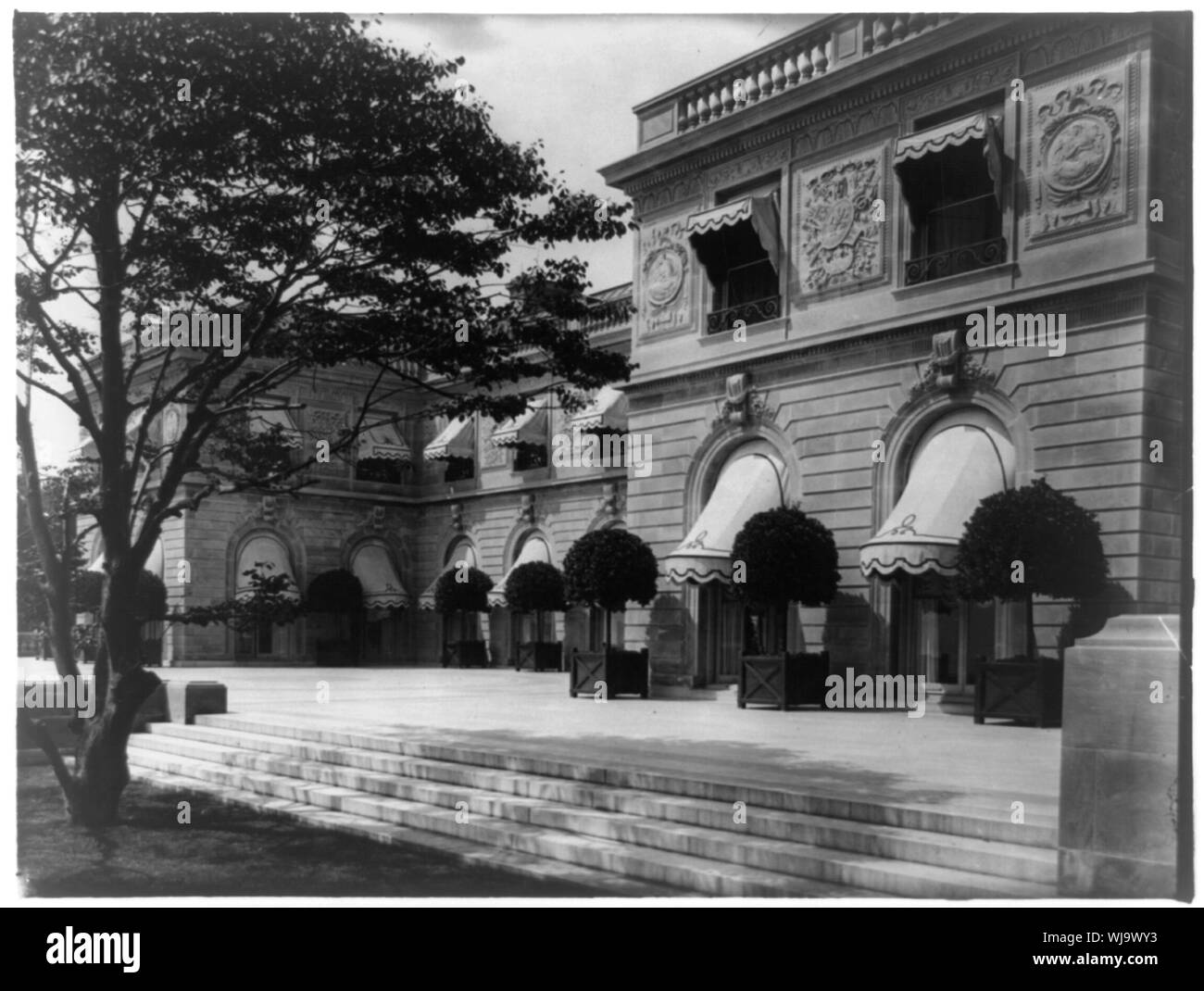 Riz Hamilton Home à Newport, Rhode Island, vue extérieure montrant des arbres en pot sur terrasse Banque D'Images