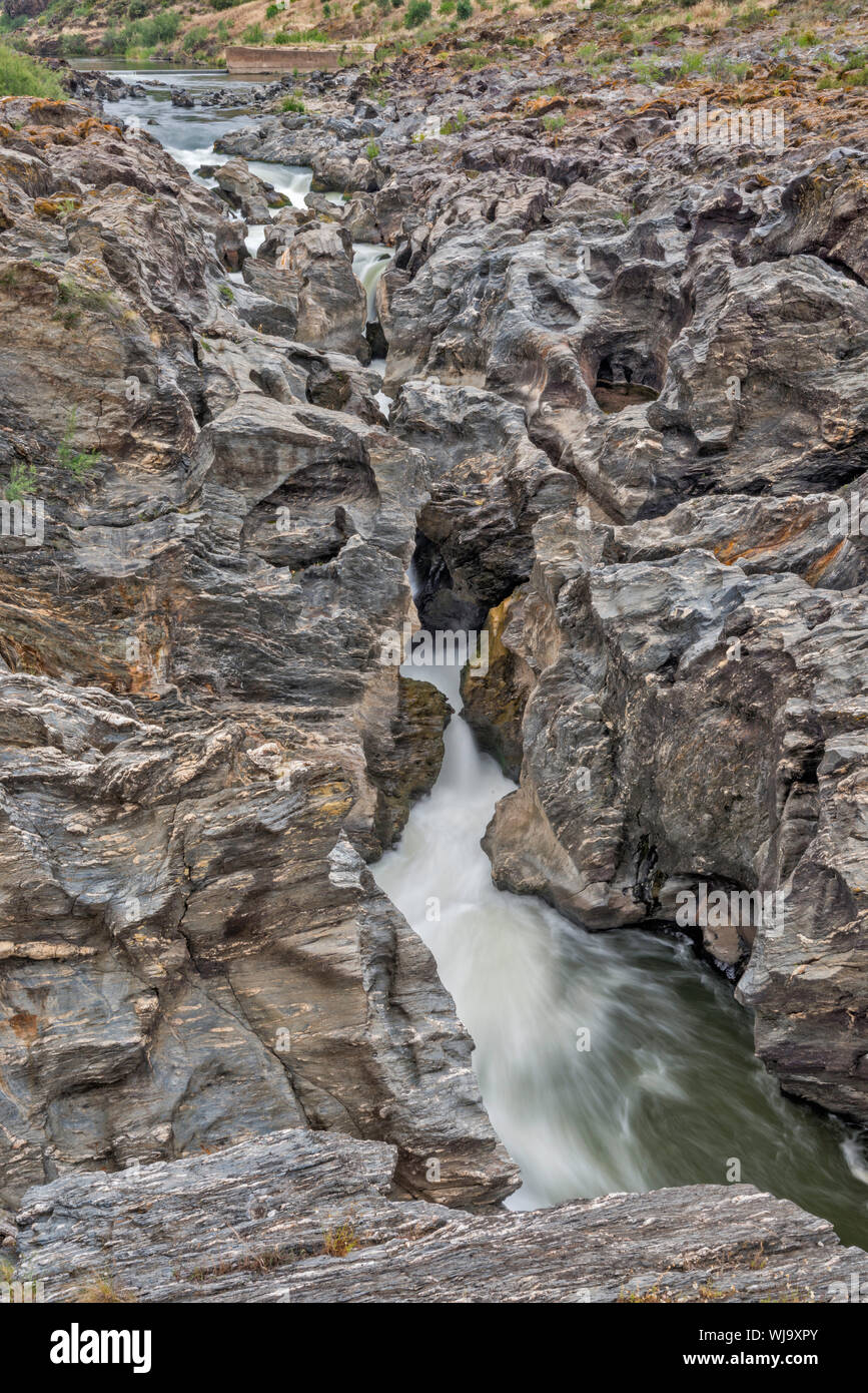 Plus de schistes métamorphiques cascade Pulo do Lobo sur Rio Guadiana, Parc Naturel de la vallée de Guadiana, district de Beja, Baixo Alentejo, Portugal Banque D'Images