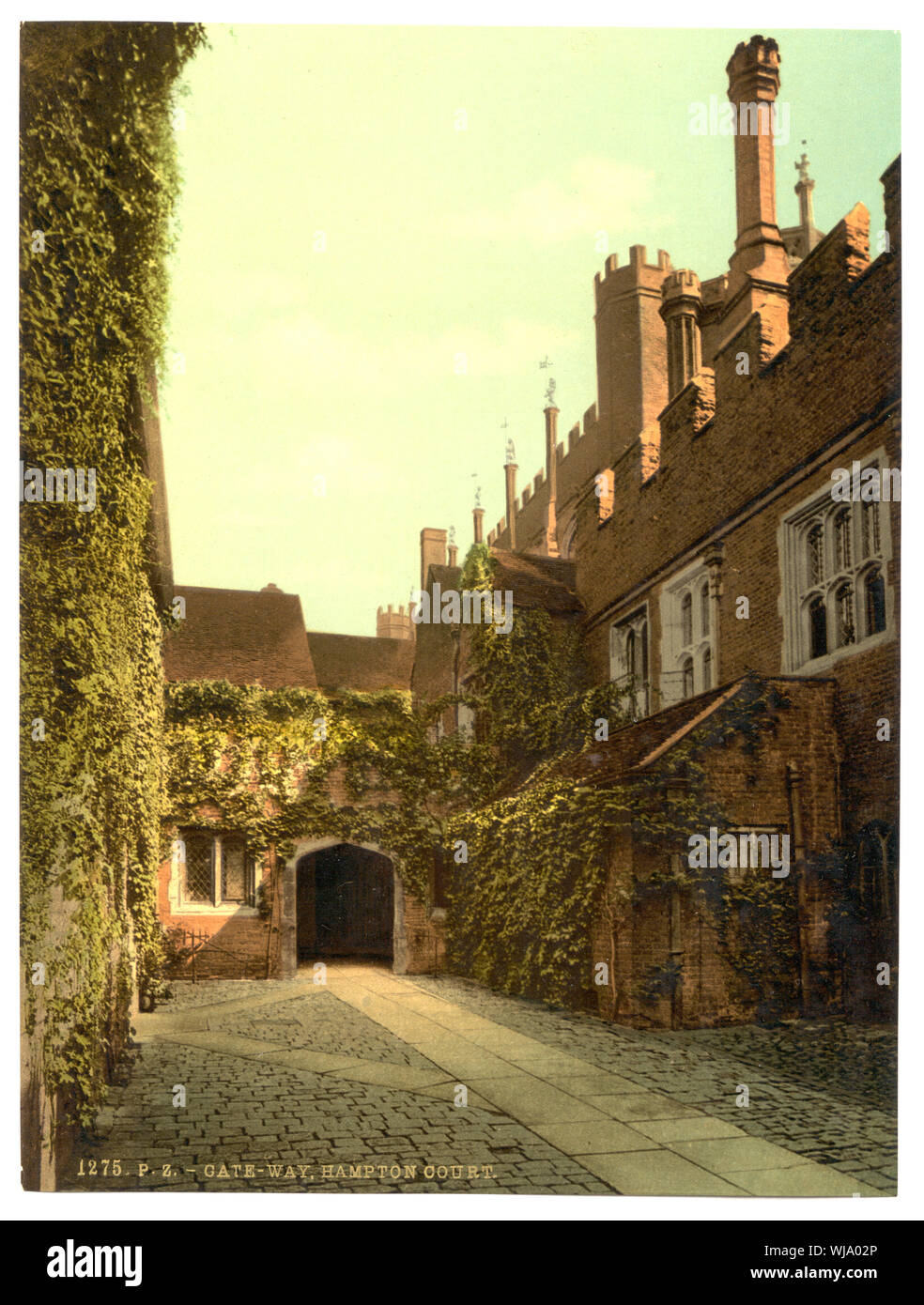 Hampton Court Palace Gateway, Angleterre ; impression no. 1275. ; fait partie de : vues sur les îles Britanniques, dans la collection imprimée. Photochrom ; titre élaboré par le personnel de la bibliothèque. ; Banque D'Images