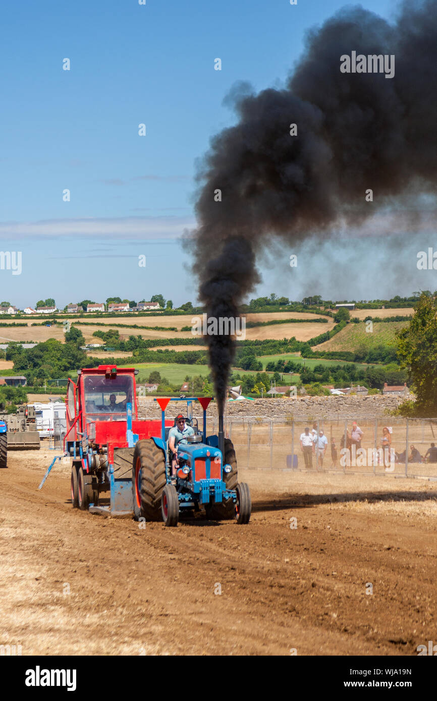 Beaucoup de fumée noire et de la pollution de la tire de tracteur à la basse Ham 2018 Rallye à vapeur, Somerset, England, UK Banque D'Images