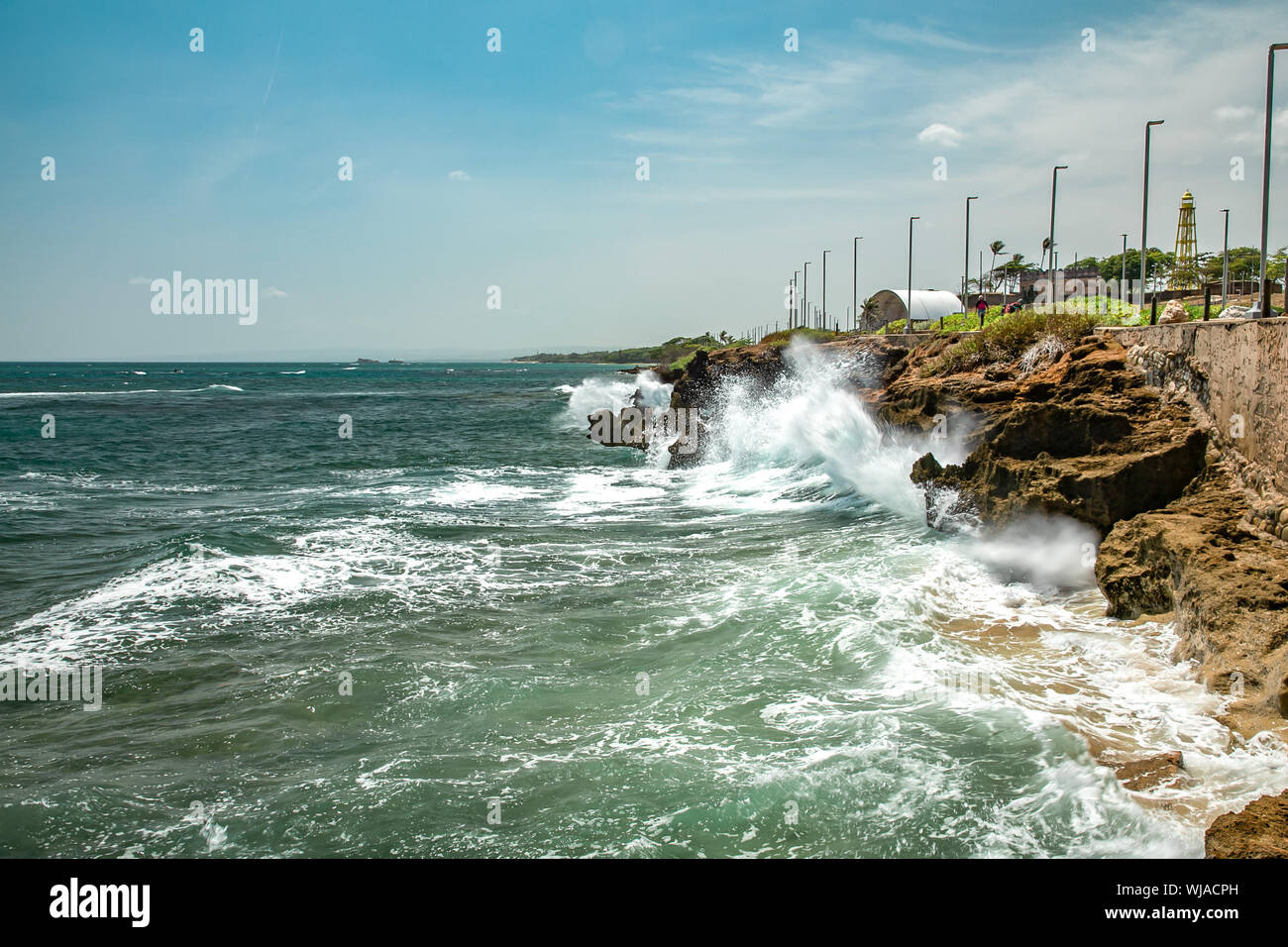 Les vagues écumeuses de l'océan, des éclaboussures et des pierres sur un quai, Puerto Plata, République dominicaine Banque D'Images