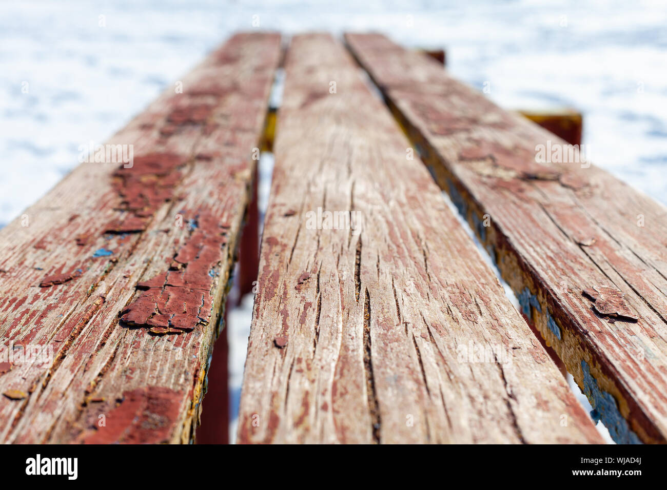 Vieux banc en bois, dans la perspective de l'hiver, fond photo avec selective focus Banque D'Images