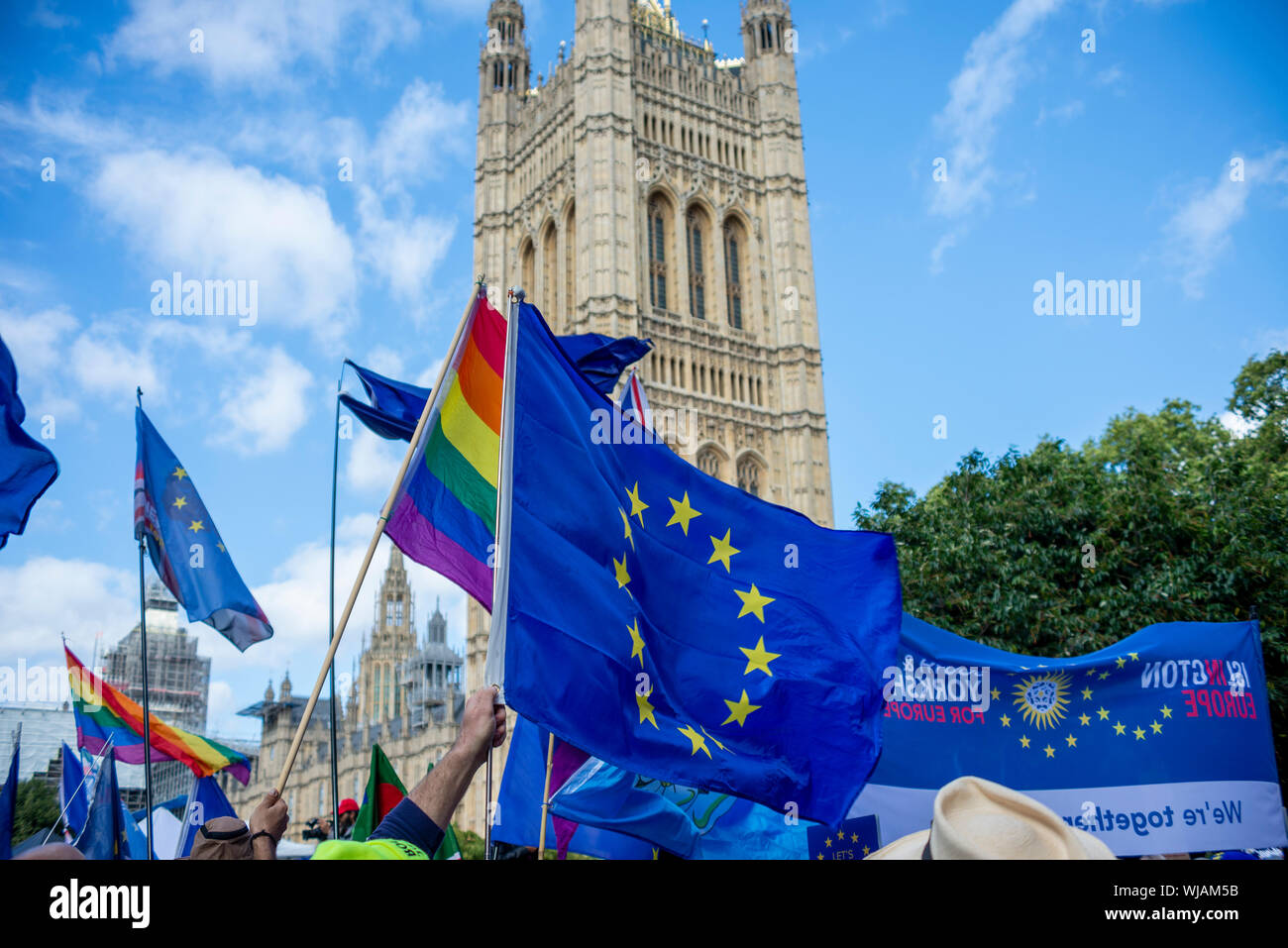 Comme le Parlement a repris ses travaux après le congé d'été protestataires ont rassemblés à l'extérieur, contre le premier ministre Boris Johnson a décidé de suspendre le Parlement avant les Brexit date du 31 octobre. Beaucoup pensent que la prorogation permettra à l 'no deal' Brexit de procéder sans opposition. De nombreux appellent également à une élection générale, la fin de l'austérité et à un second référendum sur Brexit Banque D'Images