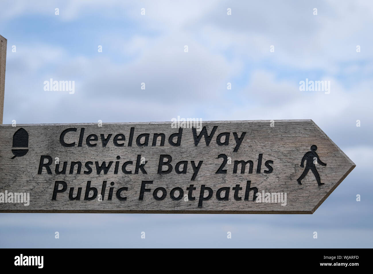 Direction sur le chemin, Cleveland se dirigeant à Runswick Bay, North Yorkshire, Angleterre. Banque D'Images