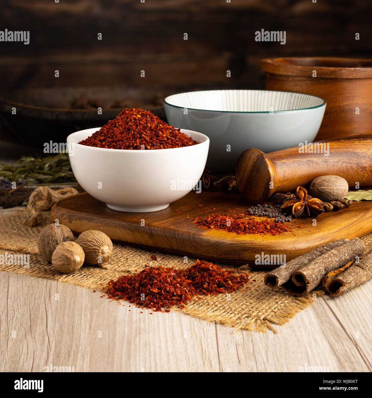 Séchez les flocons de piment d'Alep dans un bol et dans un cadre de cuisine Banque D'Images