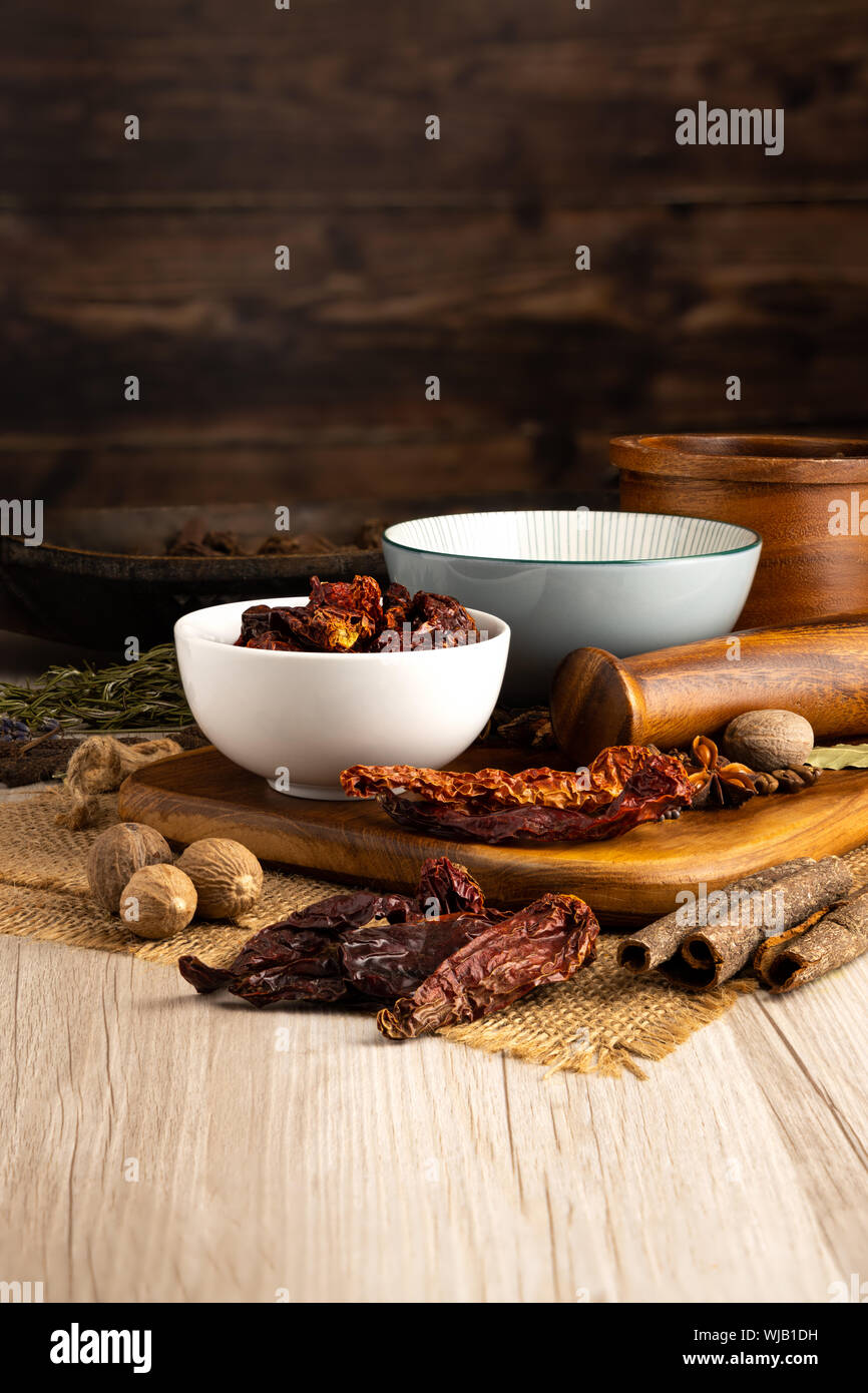 Cachmiri a séché Chili Pods dans un bol et avec un décor de cuisine Banque D'Images