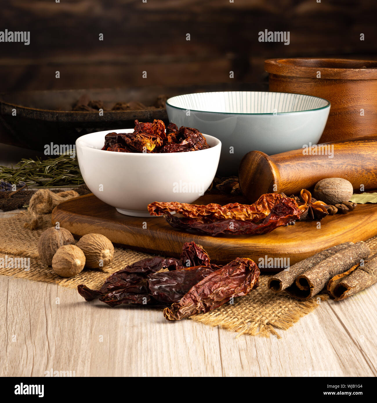 Cachmiri a séché Chili Pods dans un bol et avec un décor de cuisine Banque D'Images