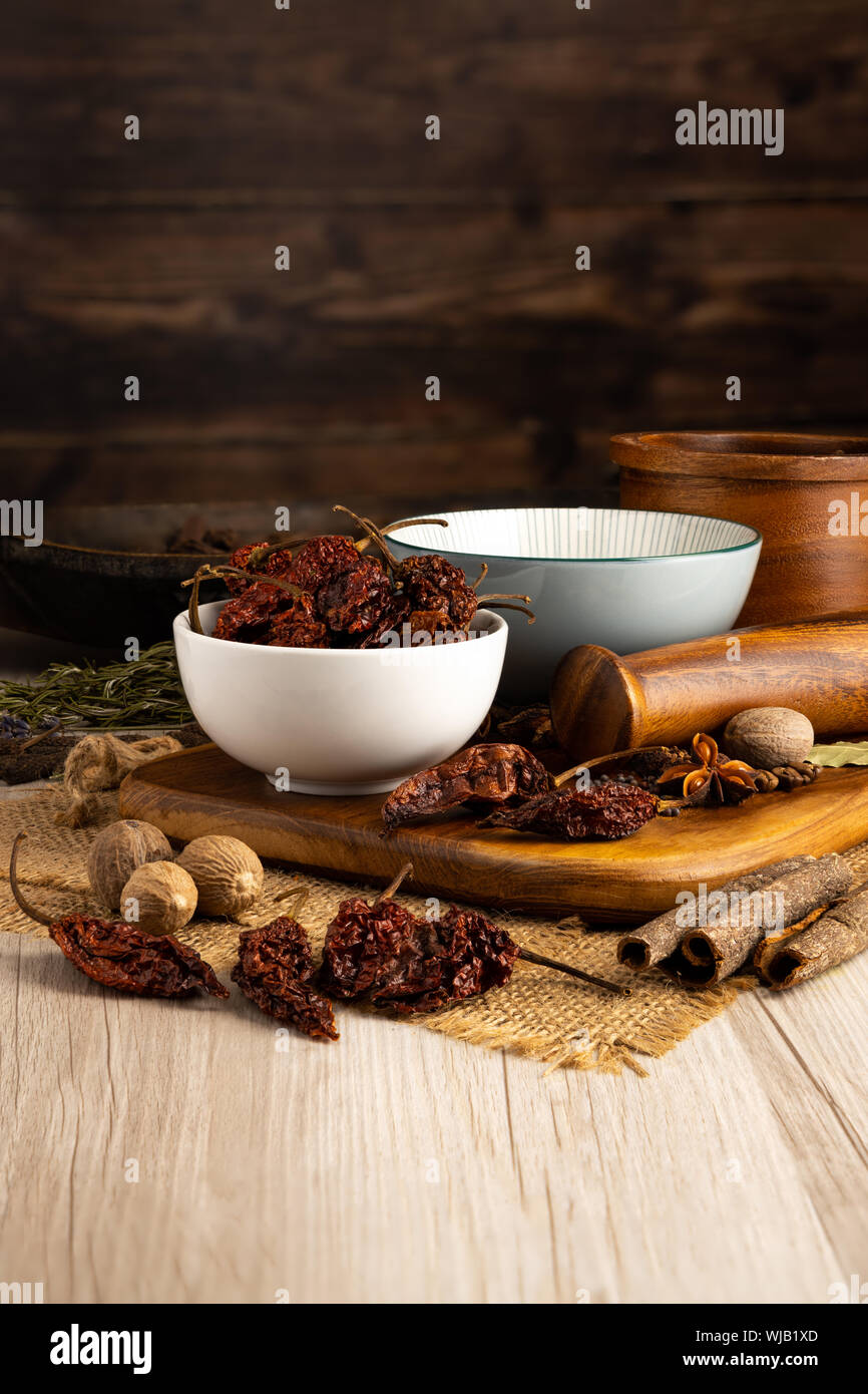 Pods de piment Naga Ghost dans un bol et avec un décor de cuisine Banque D'Images