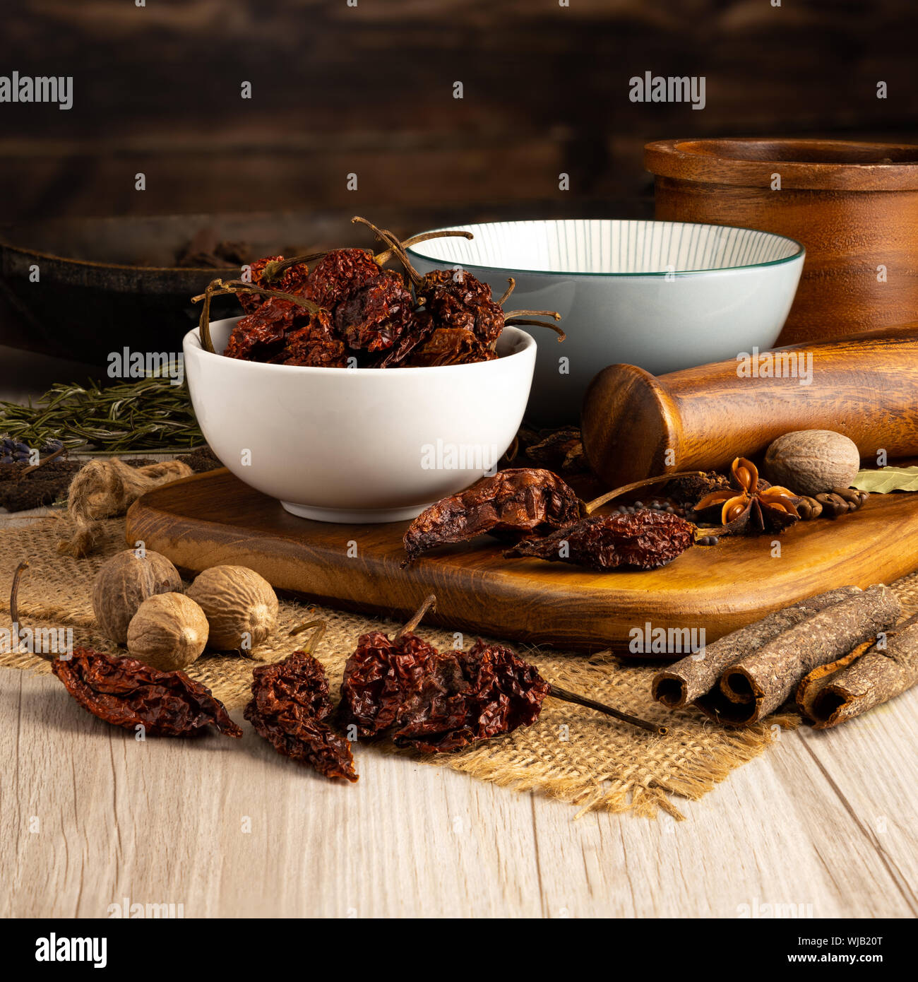 Pods de piment Naga Ghost dans un bol et avec un décor de cuisine Banque D'Images