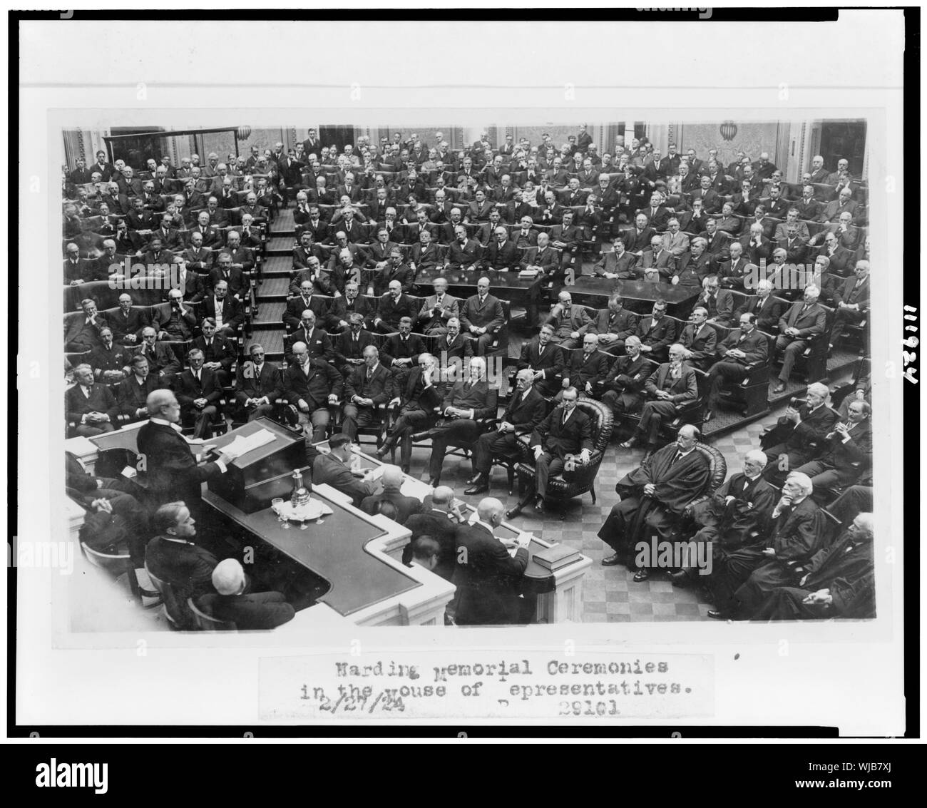 Harding des cérémonies du souvenir à la Chambre des représentants, avec le Président Coolidge assis dans la rangée avant, centre, avec secrétaire du Trésor Andrew Mellon assis à sa droite, et William H. Taft sur sa gauche Banque D'Images